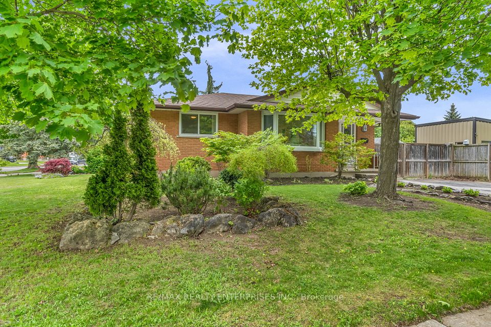 4 BLACKBIRD Crescent, Guelph, ON N1E 3K5