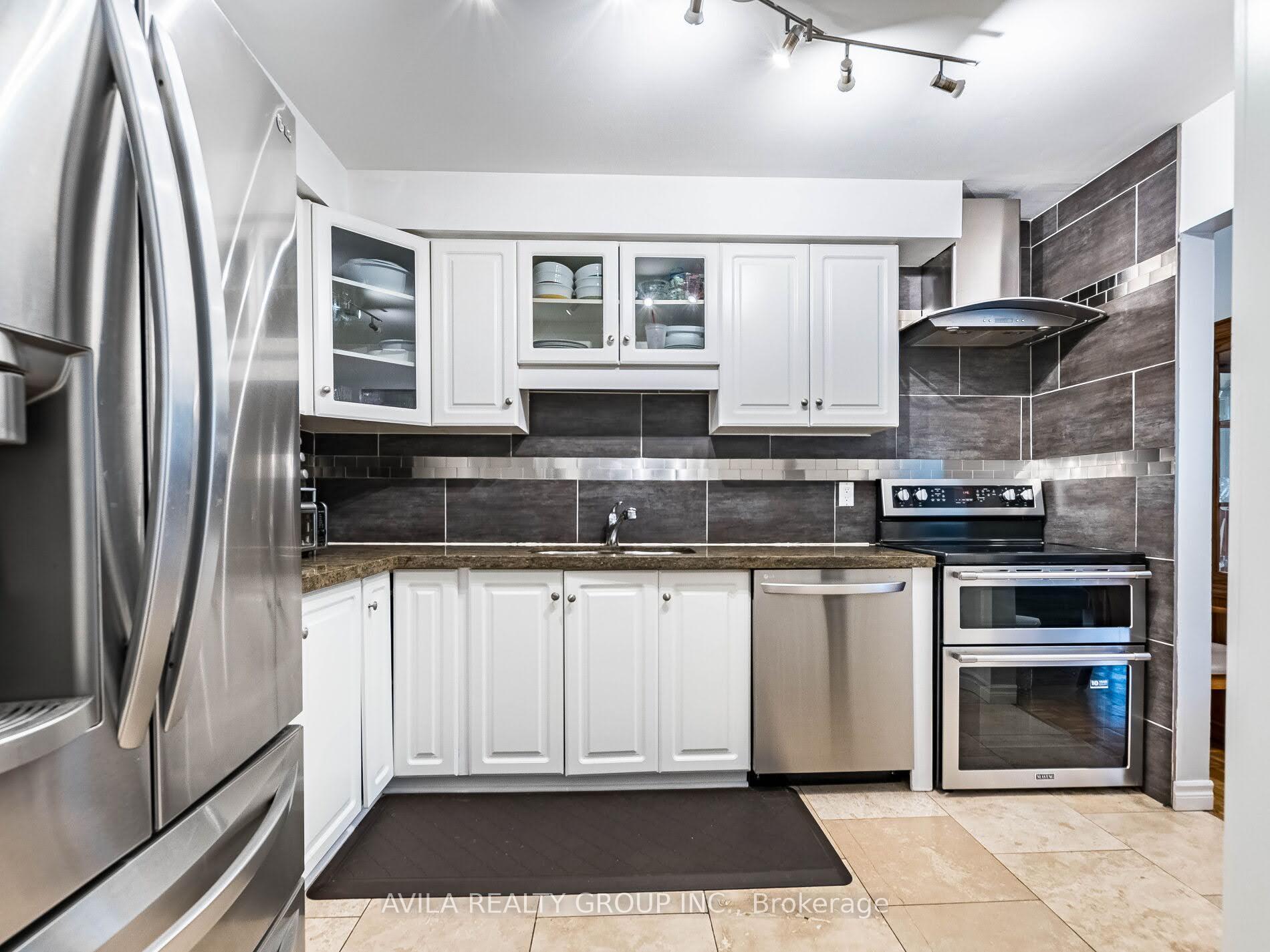 4 Bedrooms Condo at 750 Burnhamthorpe, Mississauga For sale