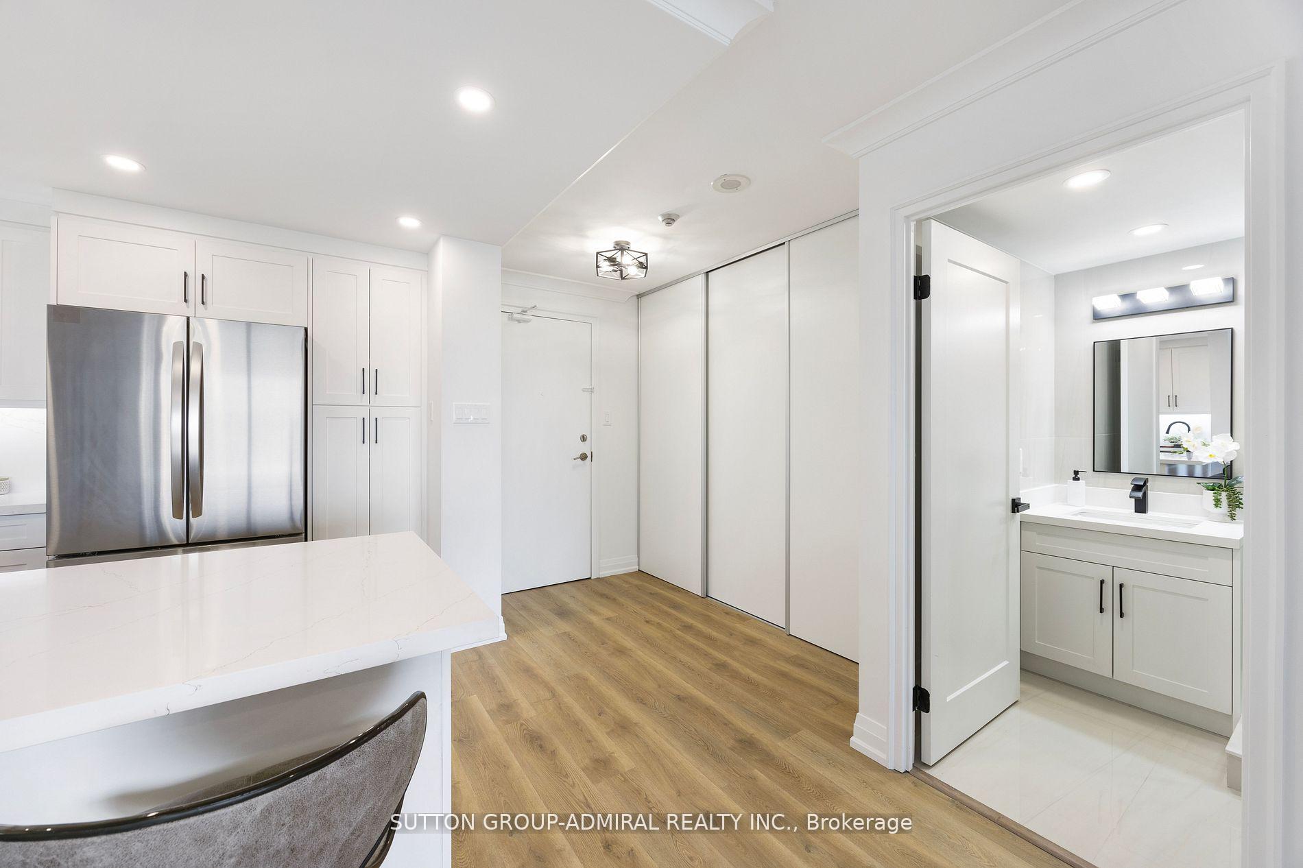 2 Bedrooms Condo at 11 Townsgate,  Vaughan For sale