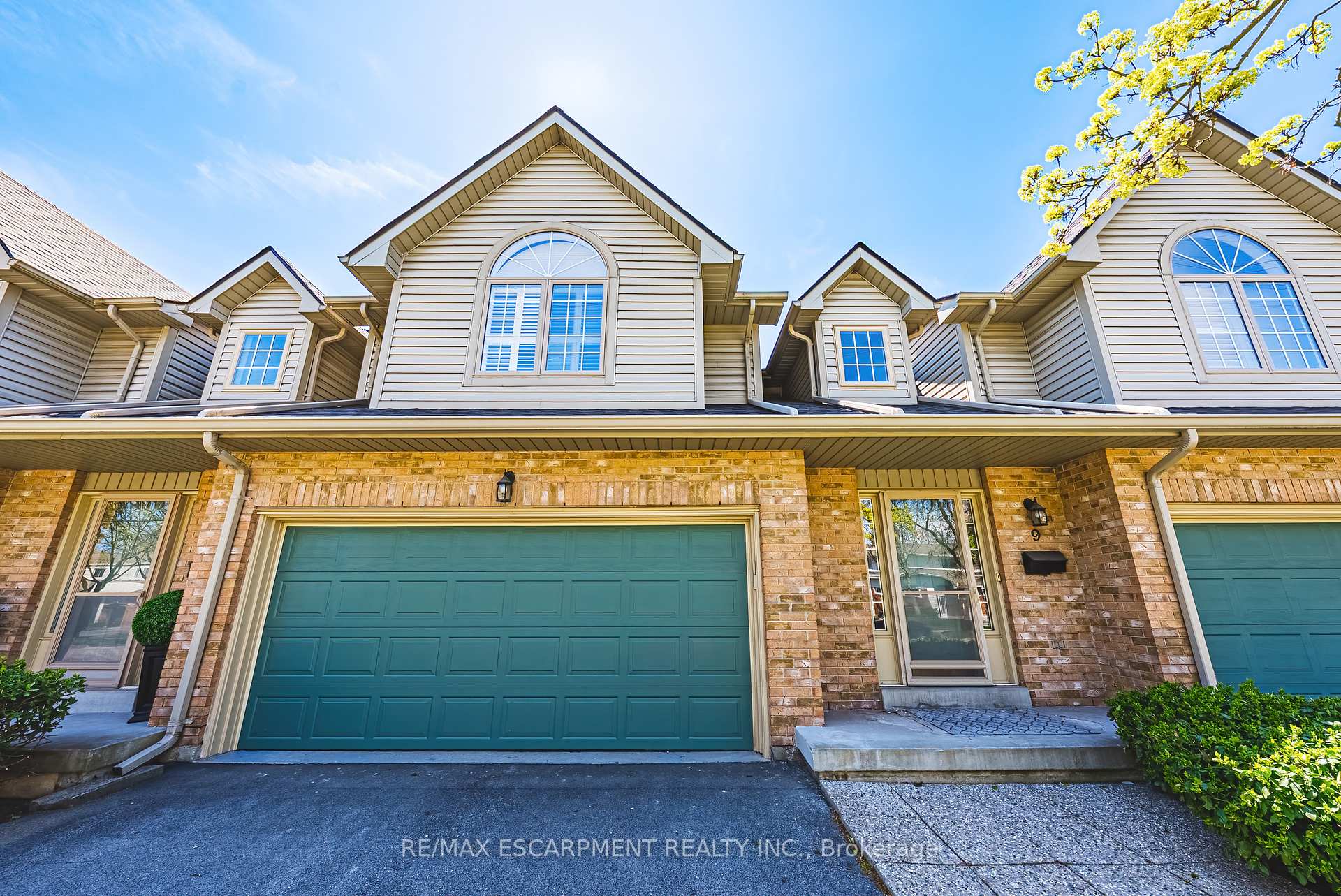 3 Bedrooms Condo at 3333 New,  Burlington For sale