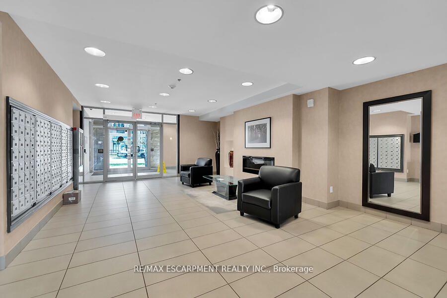 2 Bedrooms Condo at 5317 Upper Middle, Burlington For sale
