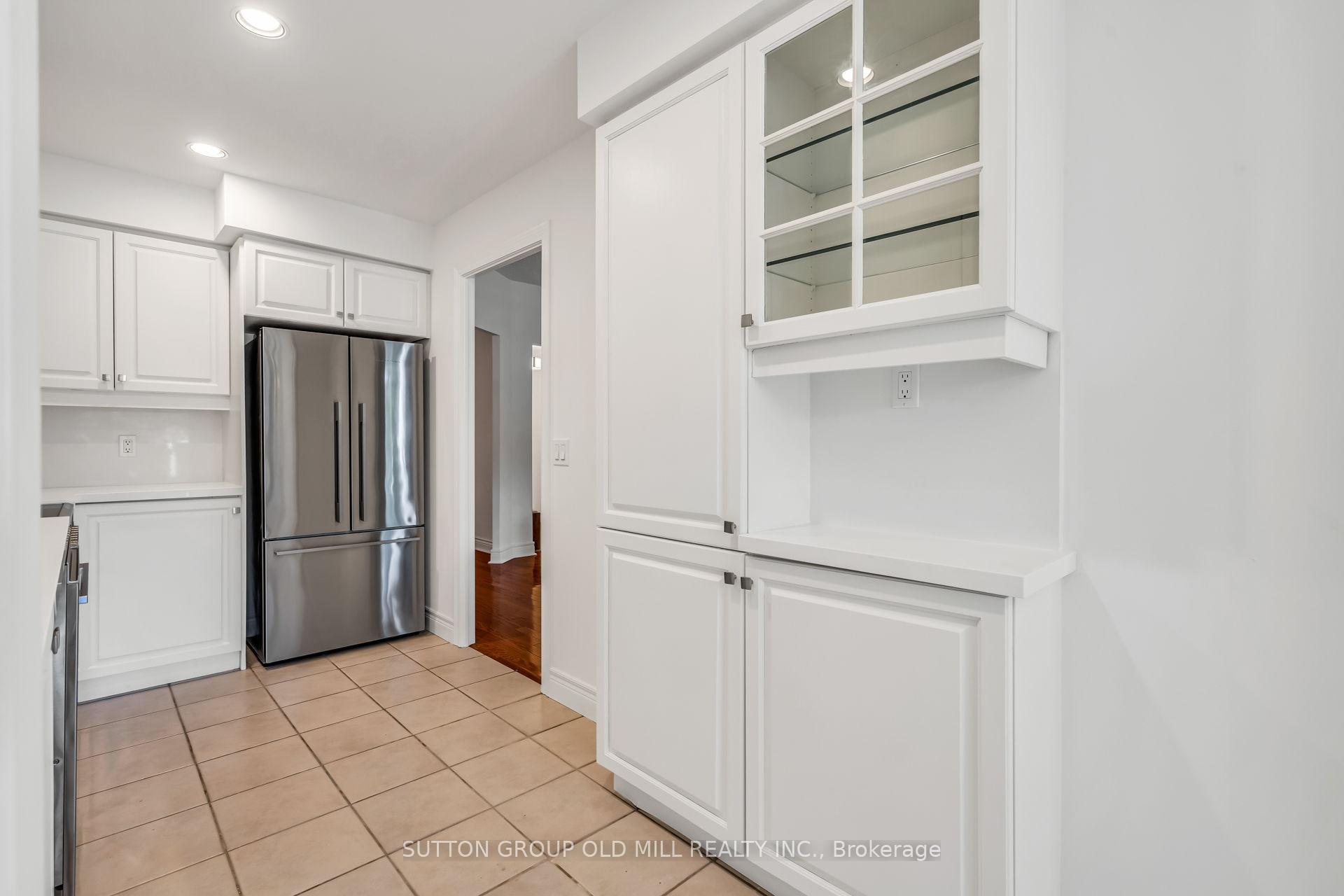 3 Bedrooms Condo at 10 Old Mill, Toronto For sale
