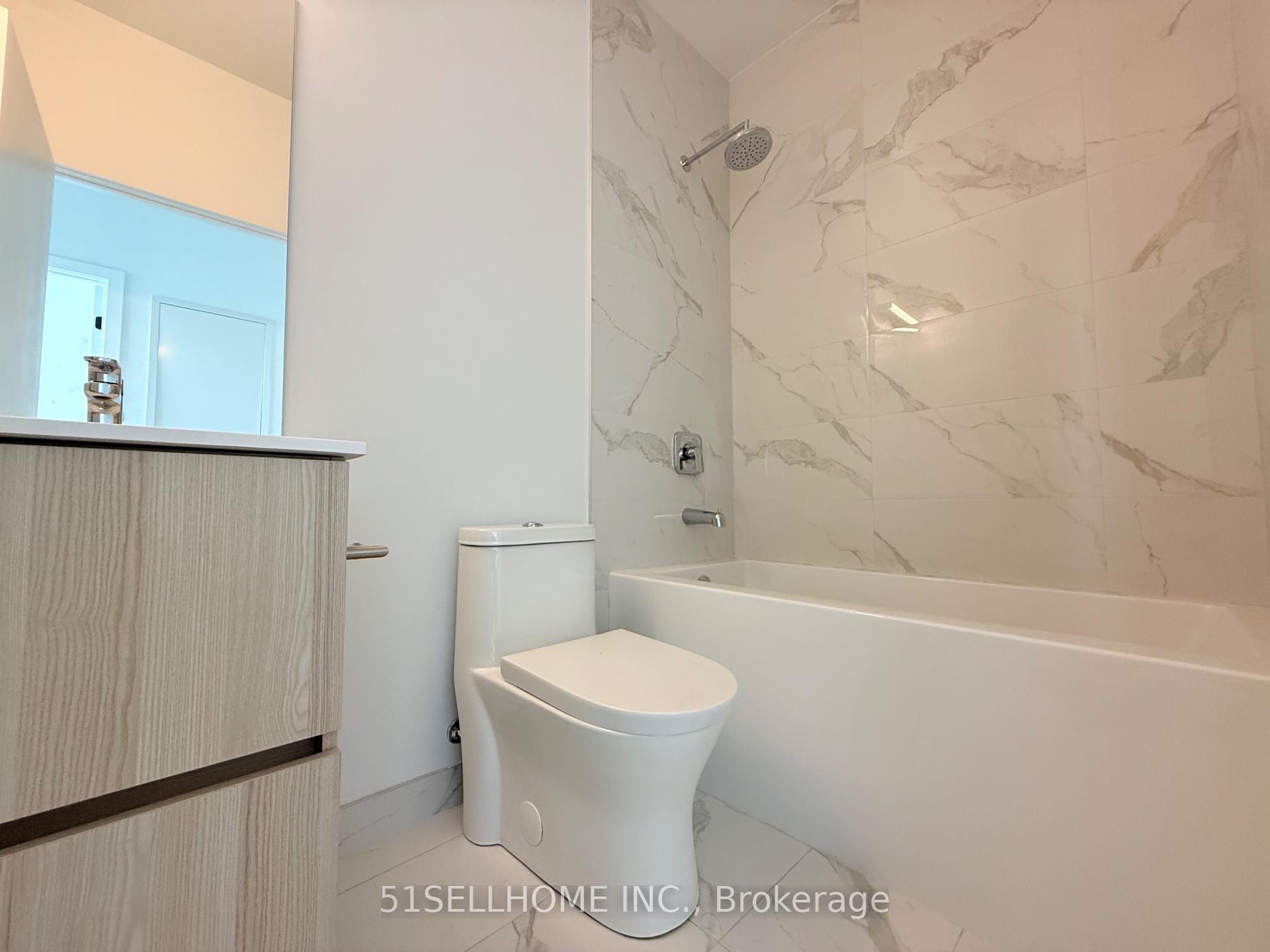 4 Bedrooms Condo at 220 Missinnihe, Mississauga For sale