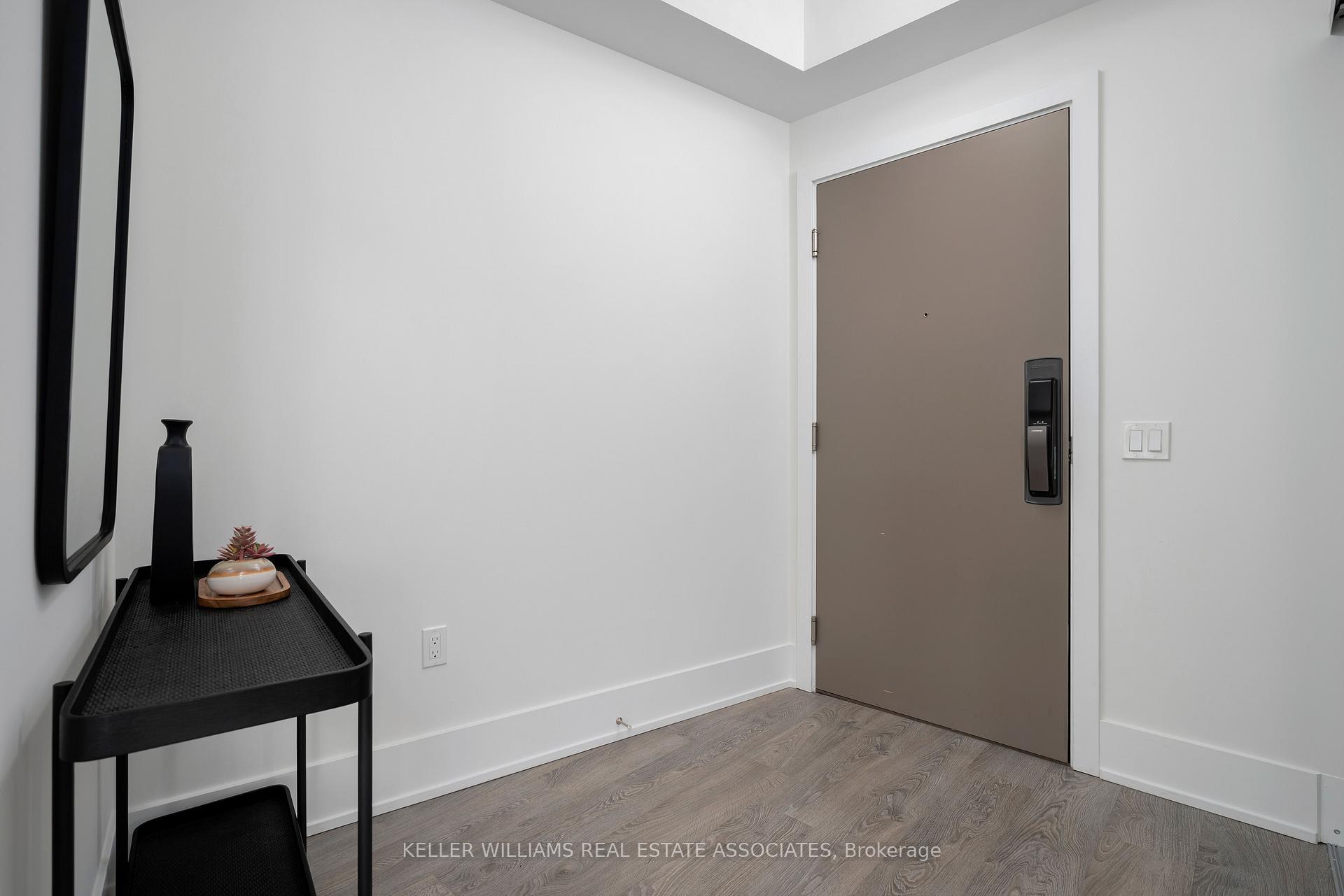 2 Bedrooms Condo at 10 York, Toronto For sale