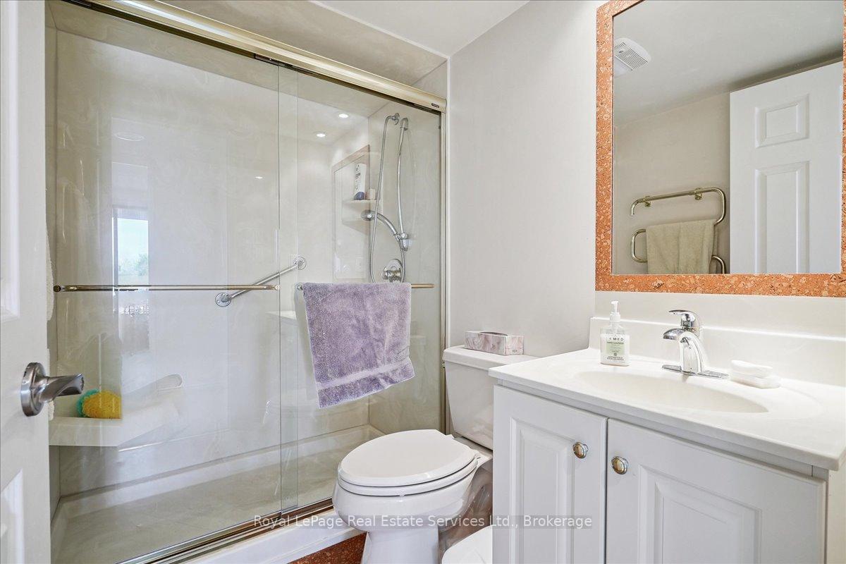 2 Bedrooms Condo at 100 Bronte, Oakville For sale