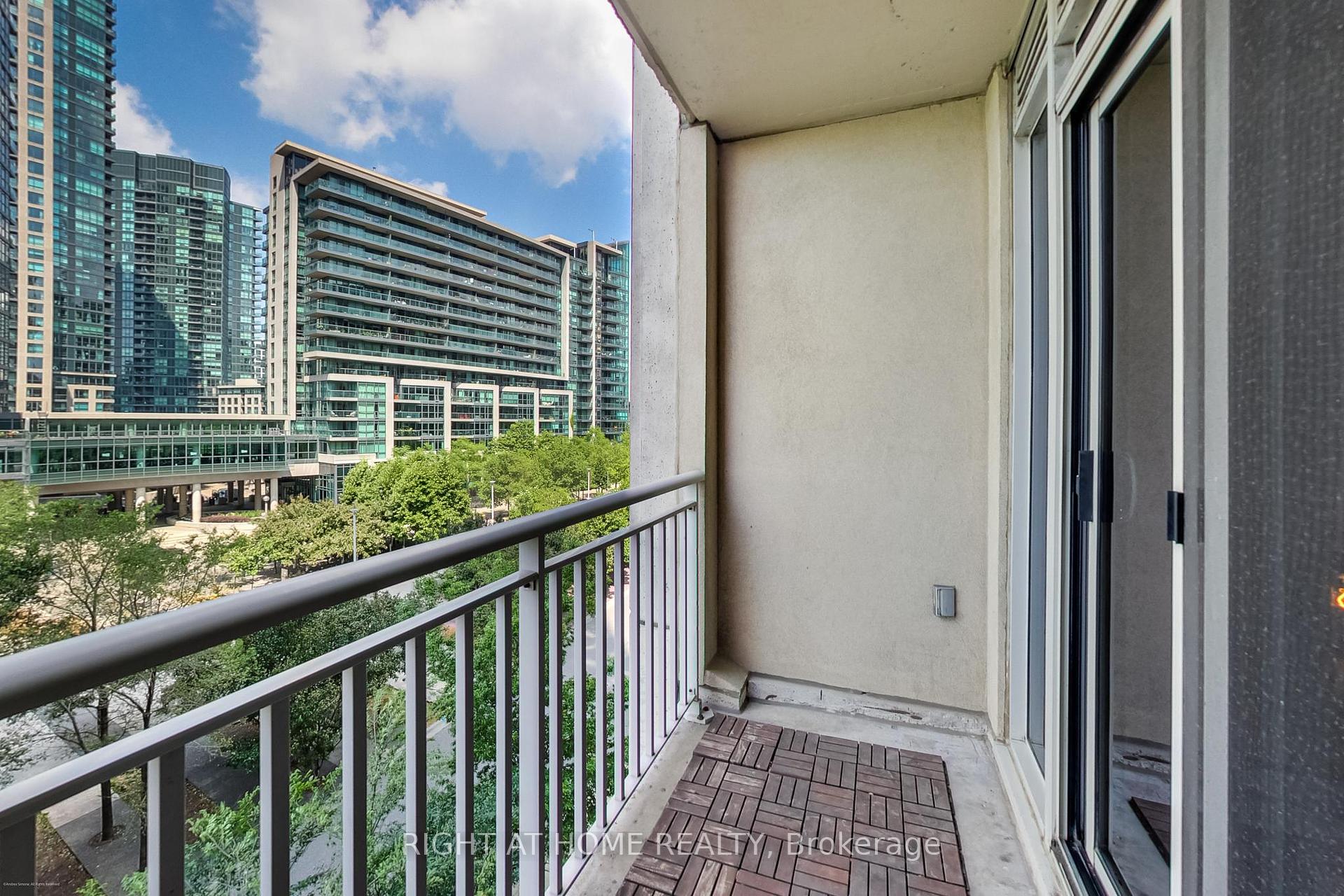 2 Bedrooms Condo at 628 Fleet, Toronto For sale