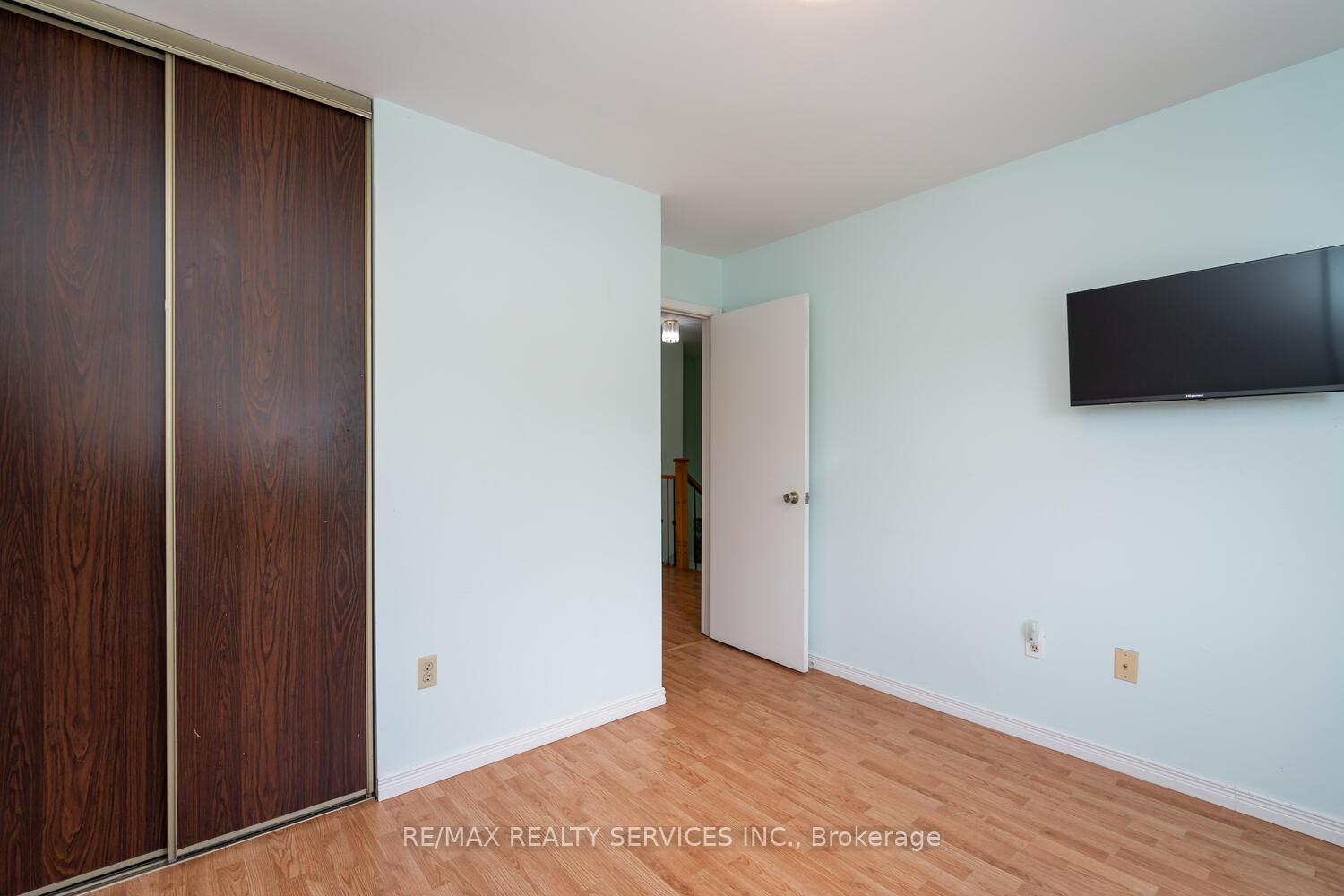5 Bedrooms Condo at 2825 Gananoque, Mississauga For sale