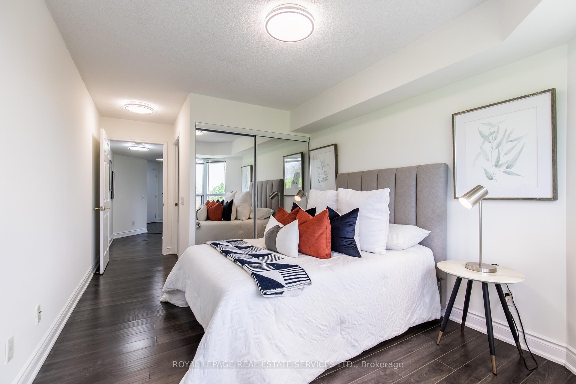 3 Bedrooms Condo at 25 Kingsbridge Garden, Mississauga For sale