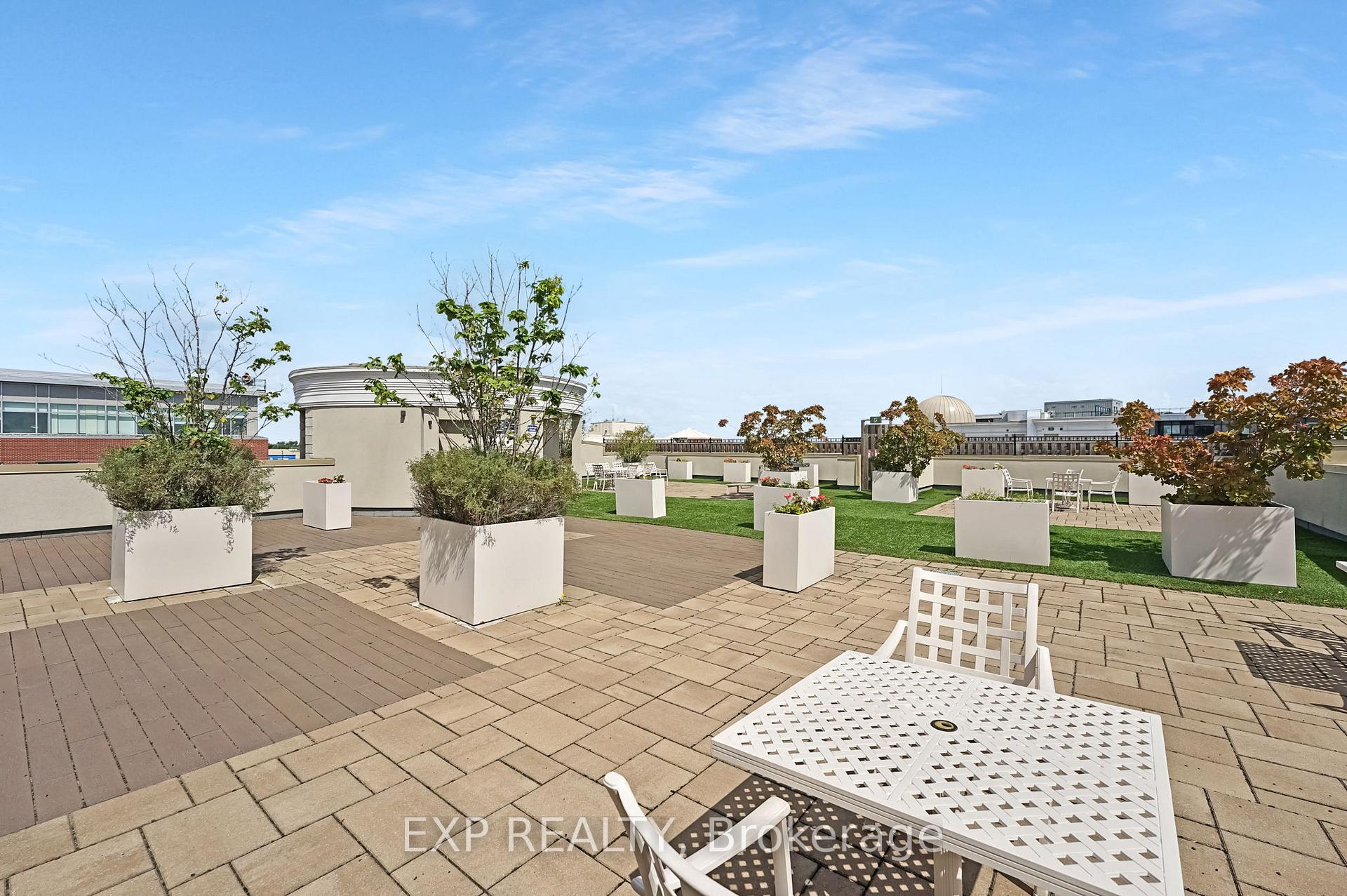 3 Bedrooms Condo at 216 Oak Park, Oakville For sale