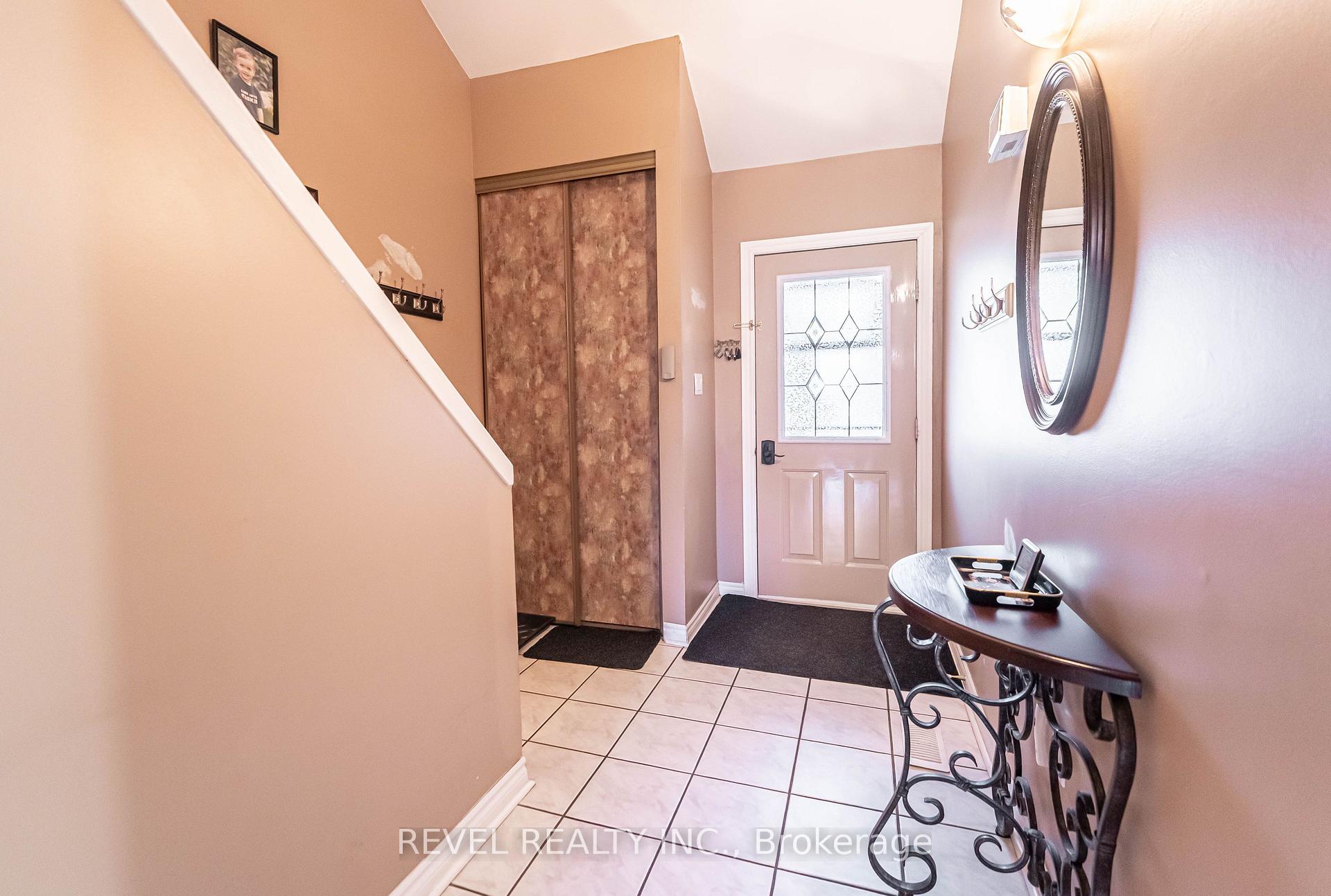 3 Bedrooms Condo at 25 Redbury,  Hamilton For sale