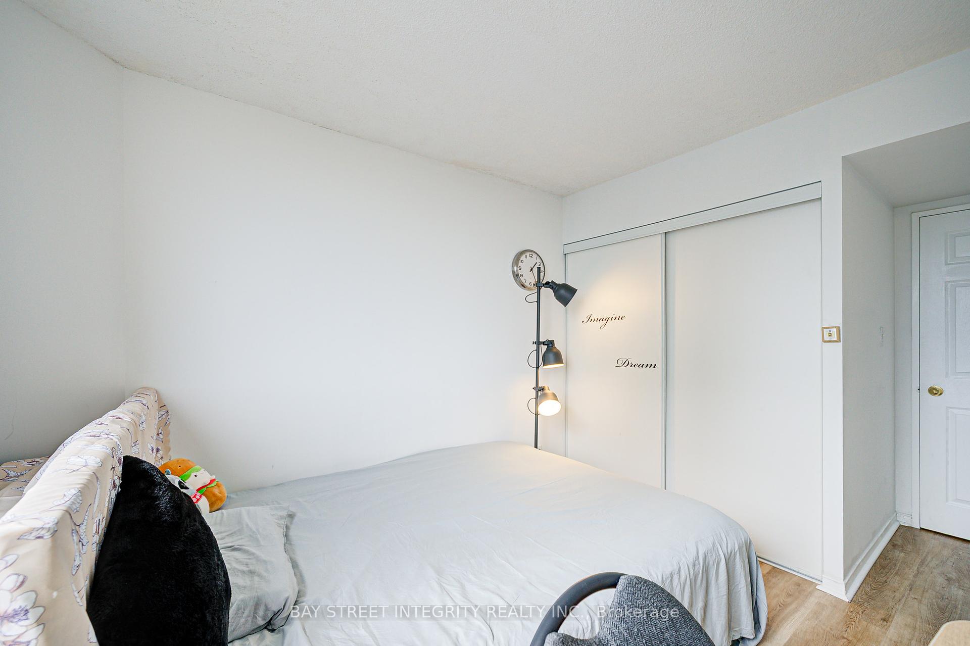 2 Bedrooms Condo at 18 Hillcrest,  Toronto For sale
