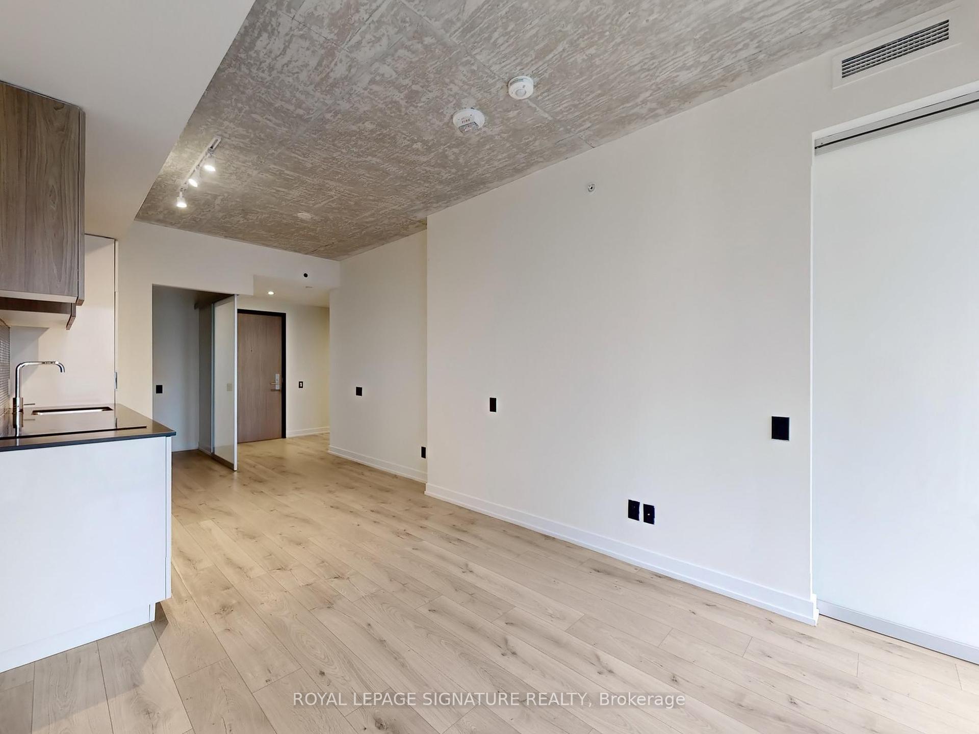 2 Bedrooms Condo at 161 Roehampton, Toronto For sale