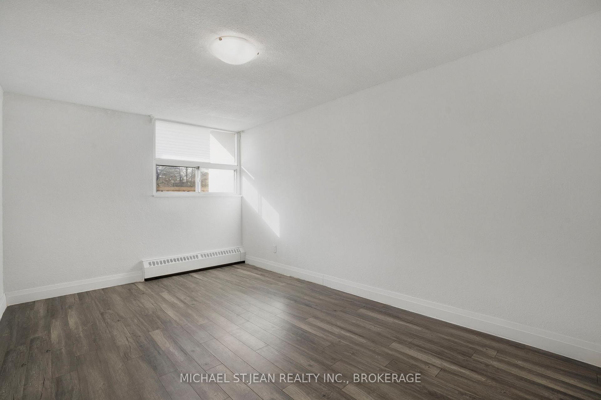 3 Bedrooms Condo at 15 Albright,  Hamilton For sale