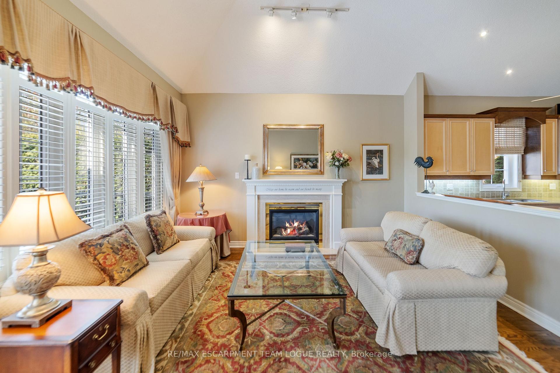 3 Bedrooms Semi-Detached at 4144 STONEBRIDGE,  Burlington For sale