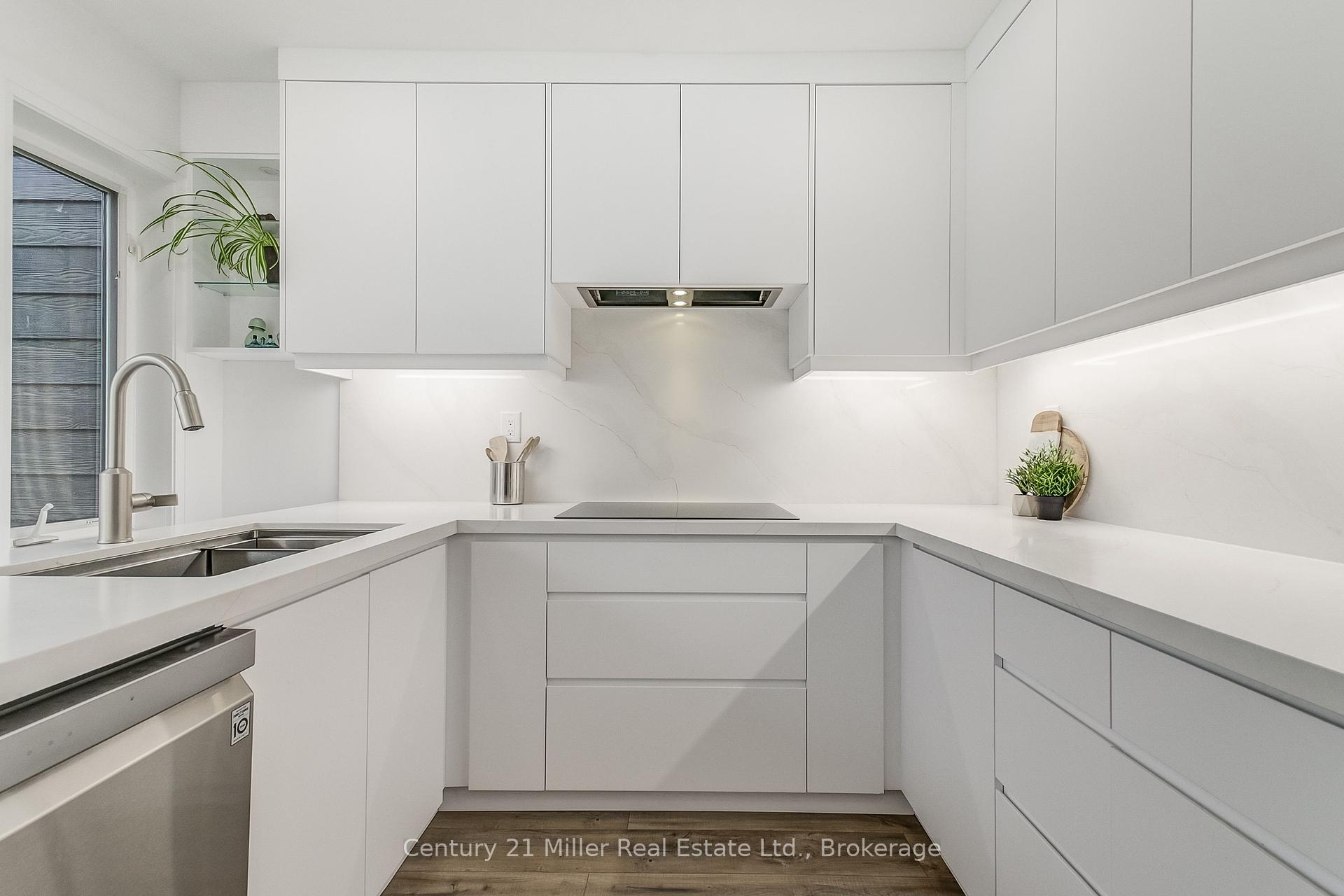 3 Bedrooms Condo at 1120 Queens, Oakville For sale