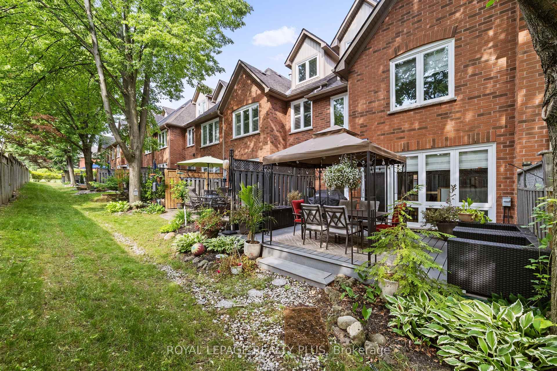 3 Bedrooms Condo at 928 Queen, Mississauga For sale