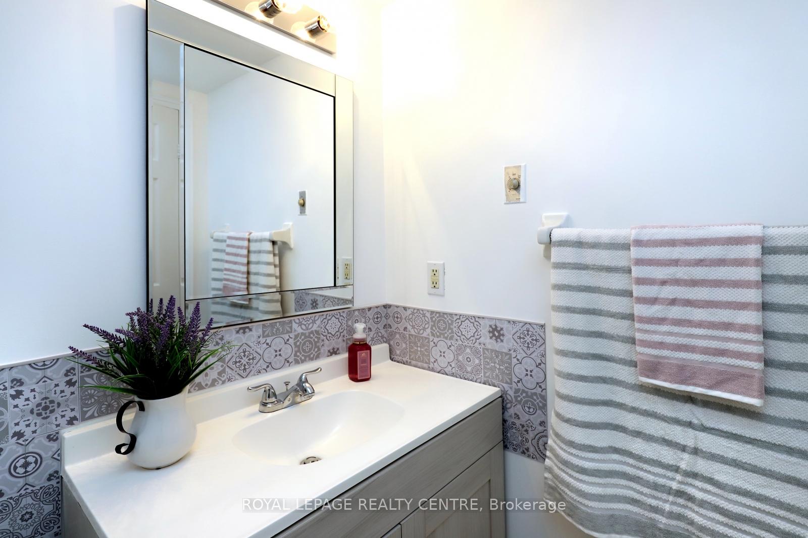 2 Bedrooms Condo at 1001 Cedarglen, Mississauga For sale