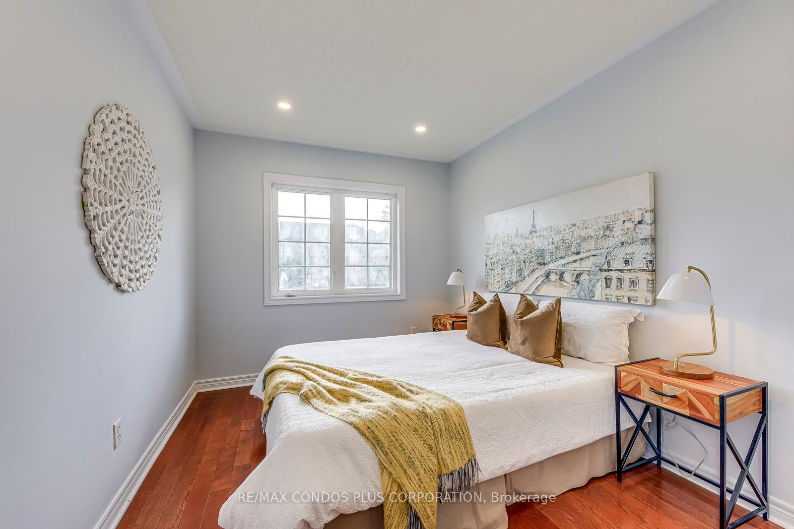 5 Bedrooms Condo at 1015 Galesway, Mississauga For sale