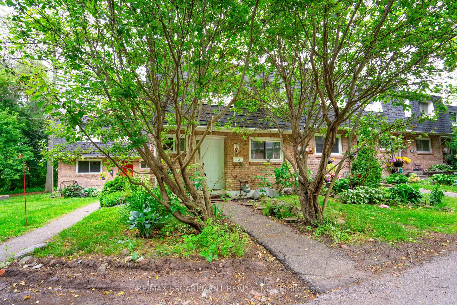 3 Bedrooms Condo at 2050 Upper Middle, Burlington For sale