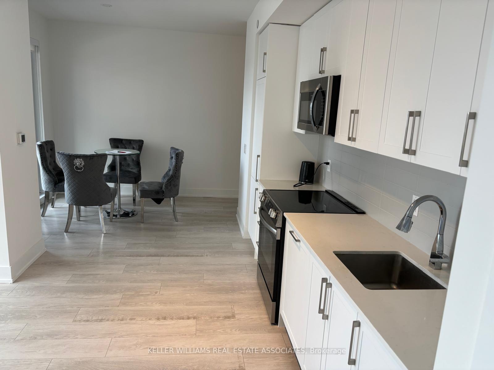2 Bedrooms Condo at 2450 Old Bronte, Oakville For sale