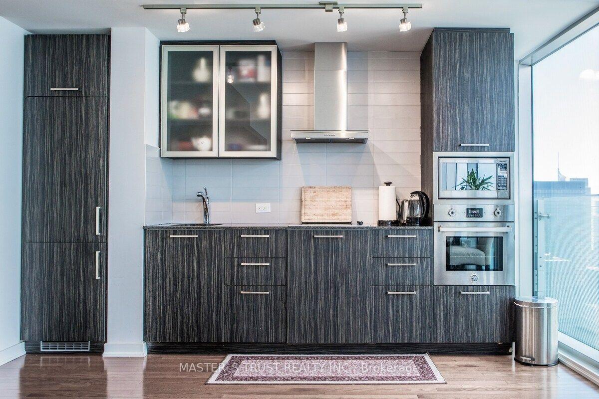 2 Bedrooms Condo at 14 York, Toronto For sale