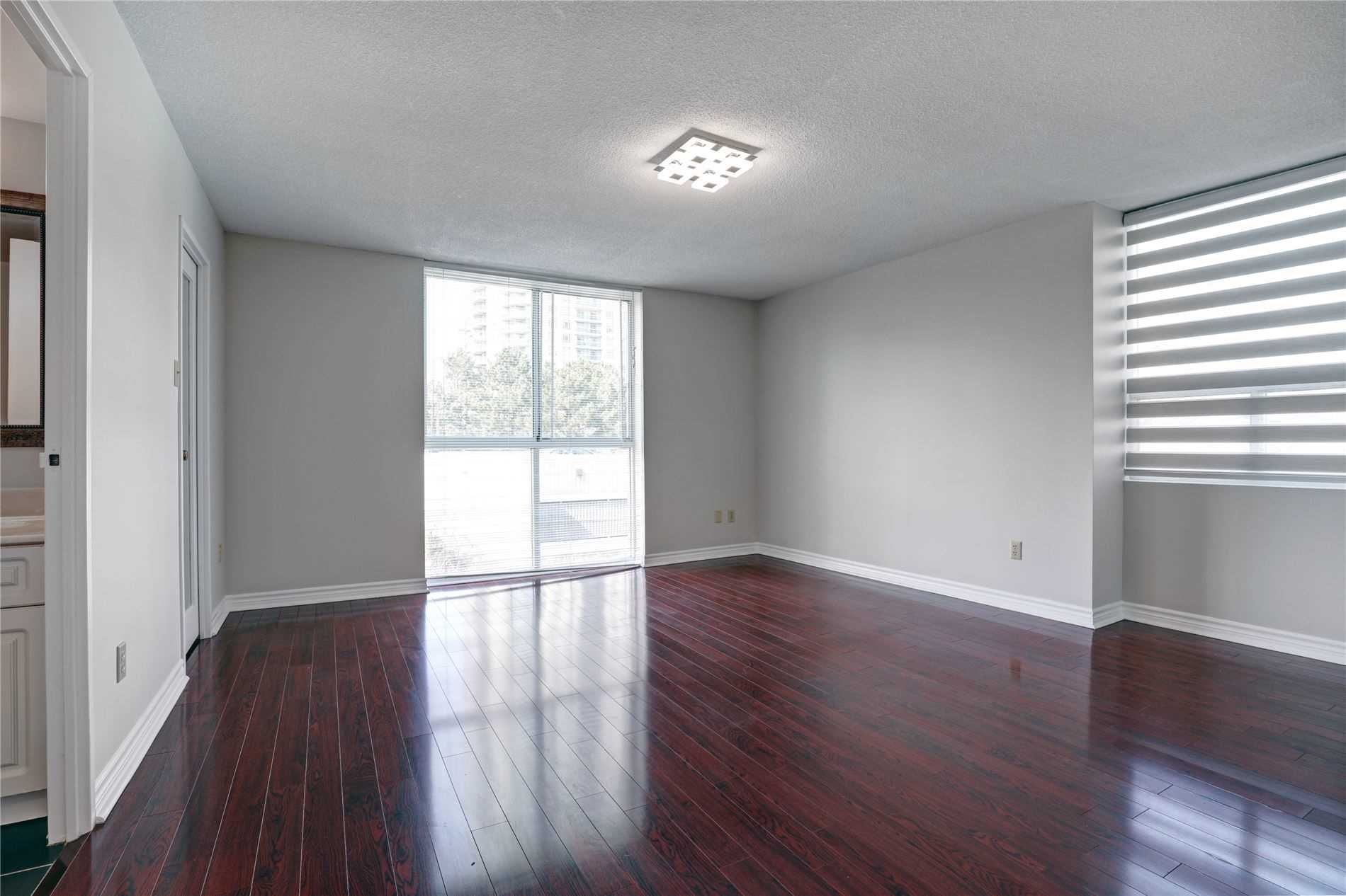 3650 Kaneff Crescent 207