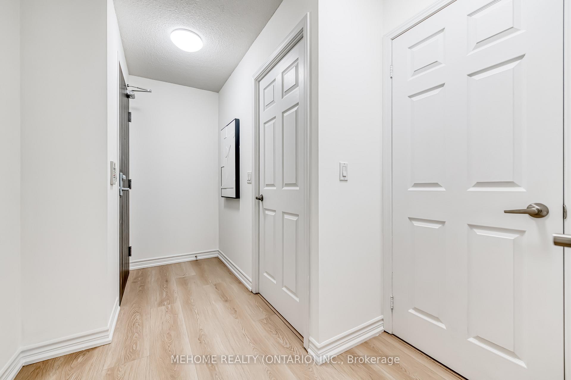 3 Bedrooms Condo at 19 Grand Trunk, Toronto For sale