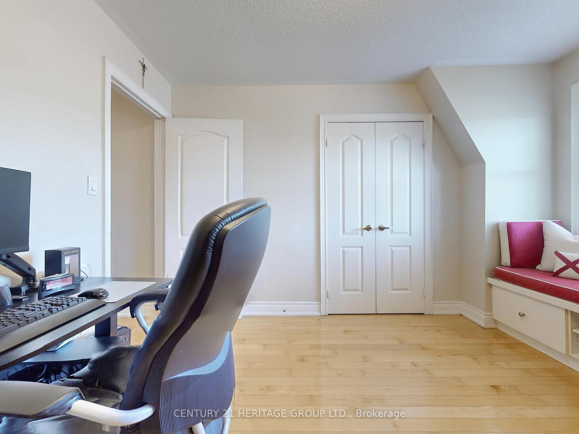 4 Bedrooms Condo at 127 Mill, Toronto For sale