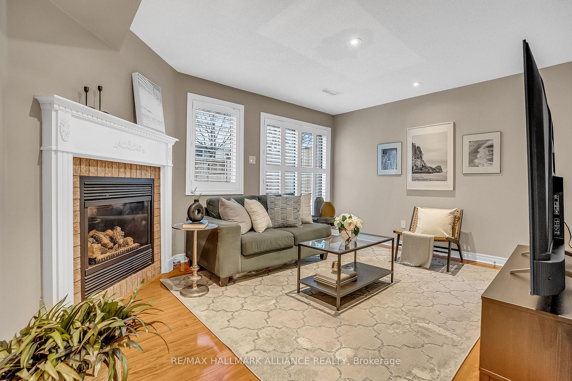 3 Bedrooms Condo at 5031 East Mill,  Mississauga For sale