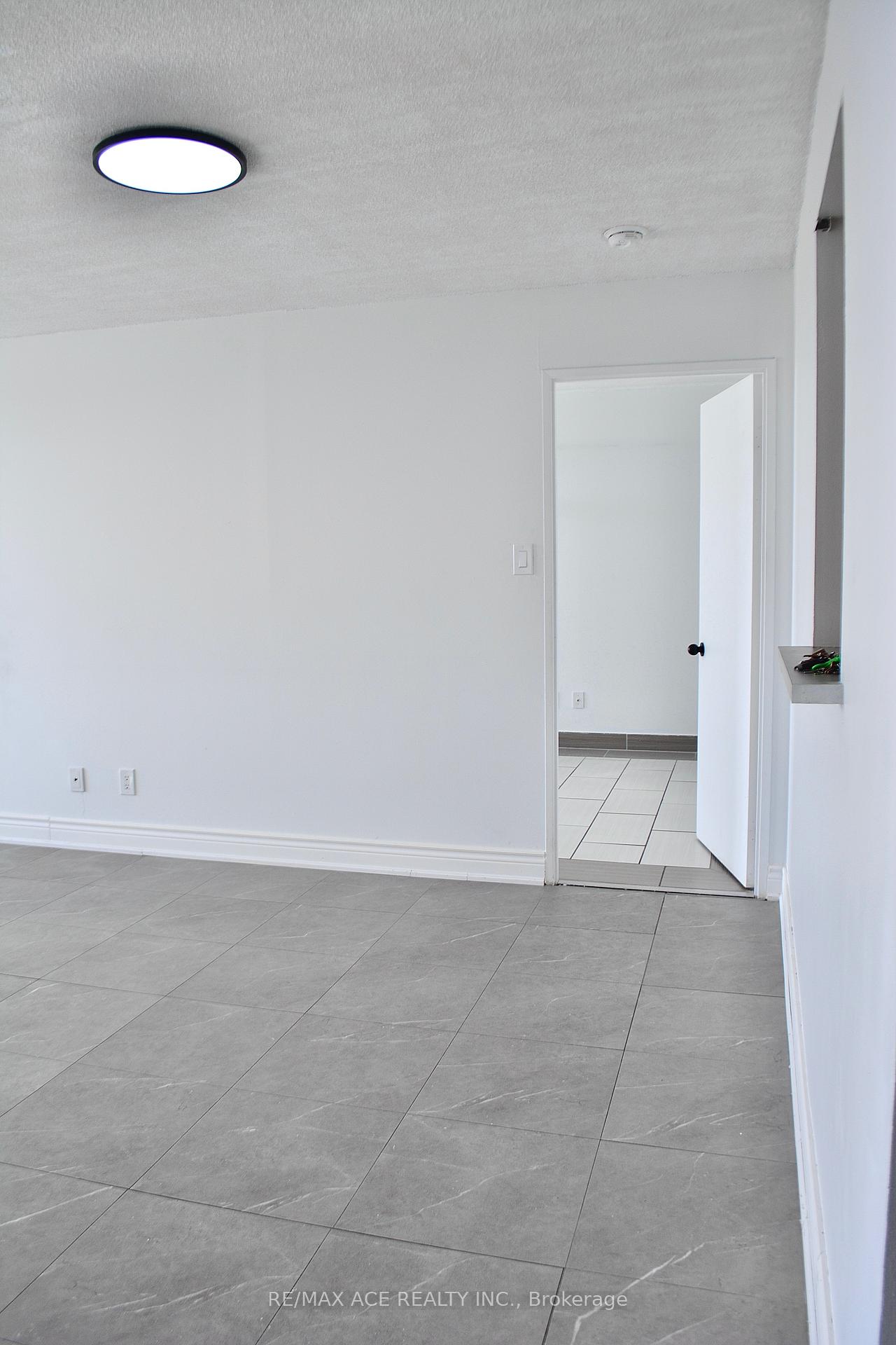 3 Bedrooms Condo at 330 Mccowan, Toronto For sale