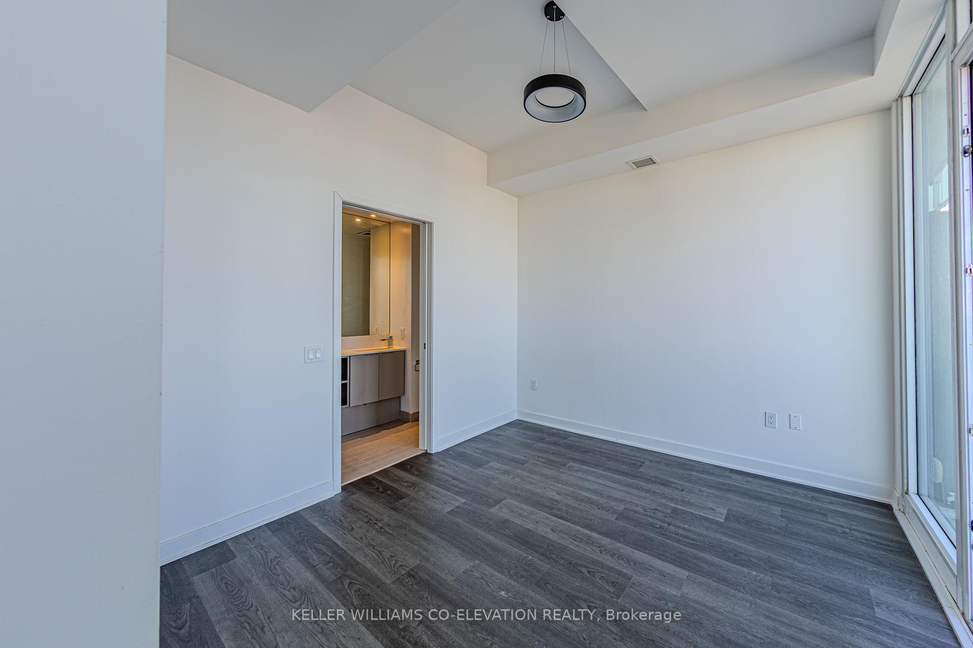 3 Bedrooms Condo at 3900 Confederation, Mississauga For sale