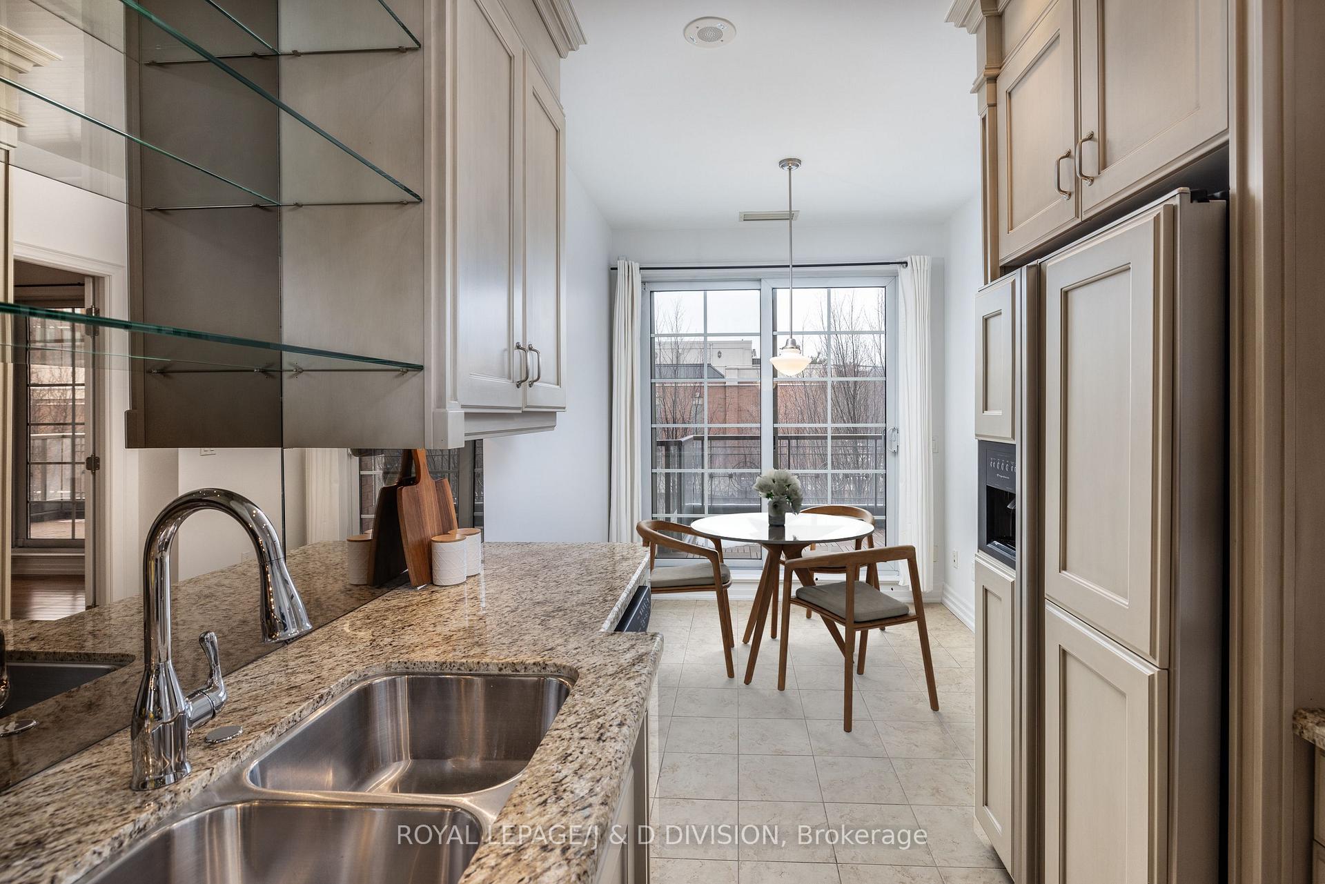 2 Bedrooms Condo at 20 Burkebrook,  Toronto For sale