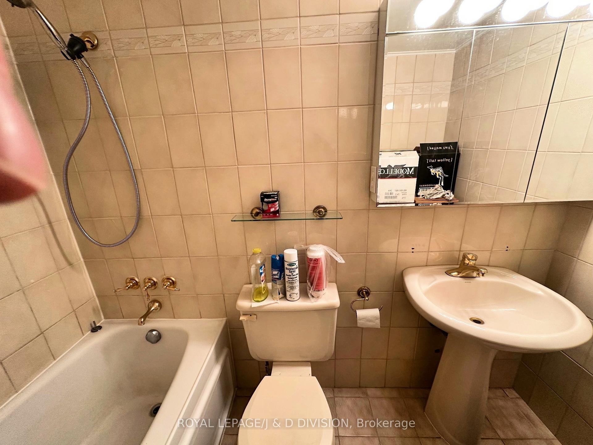 3 Bedrooms Condo at 130 Neptune, Toronto For sale