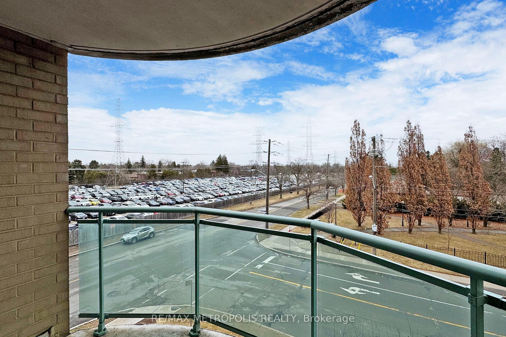 1 Bedroom Condo at 28 Pemberton,  Toronto For sale