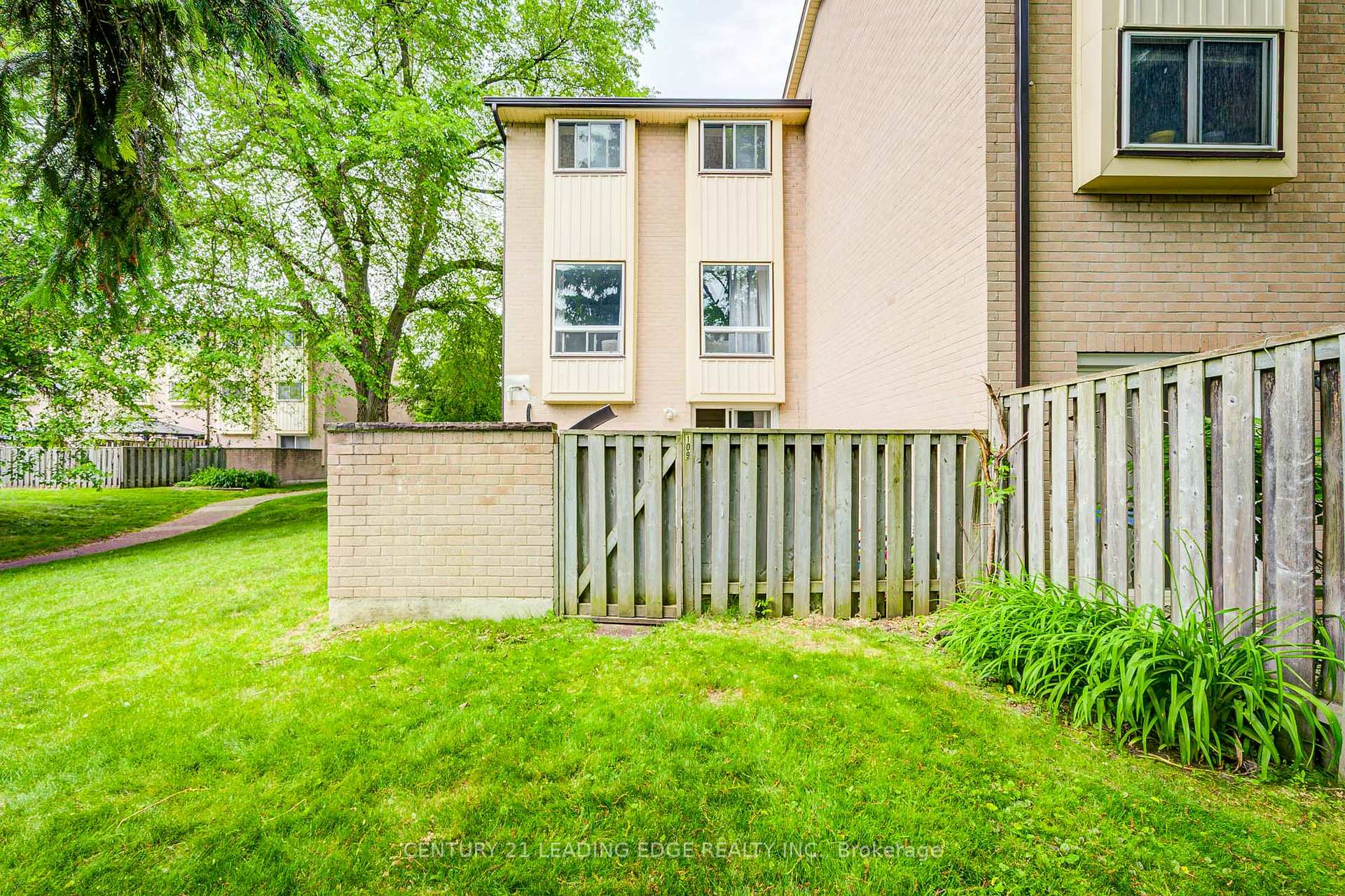 5 Bedrooms Condo at 25 Collinsgrove, Toronto For sale