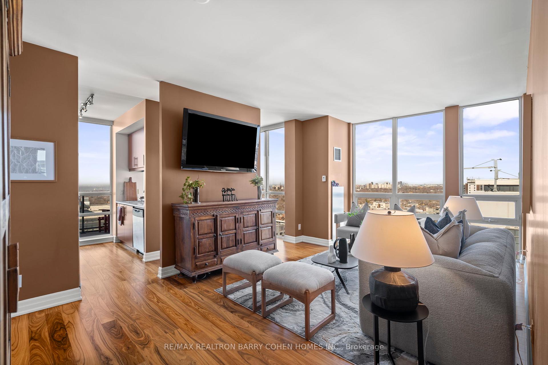 3 Bedrooms Condo at 500 St Clair, Toronto For sale
