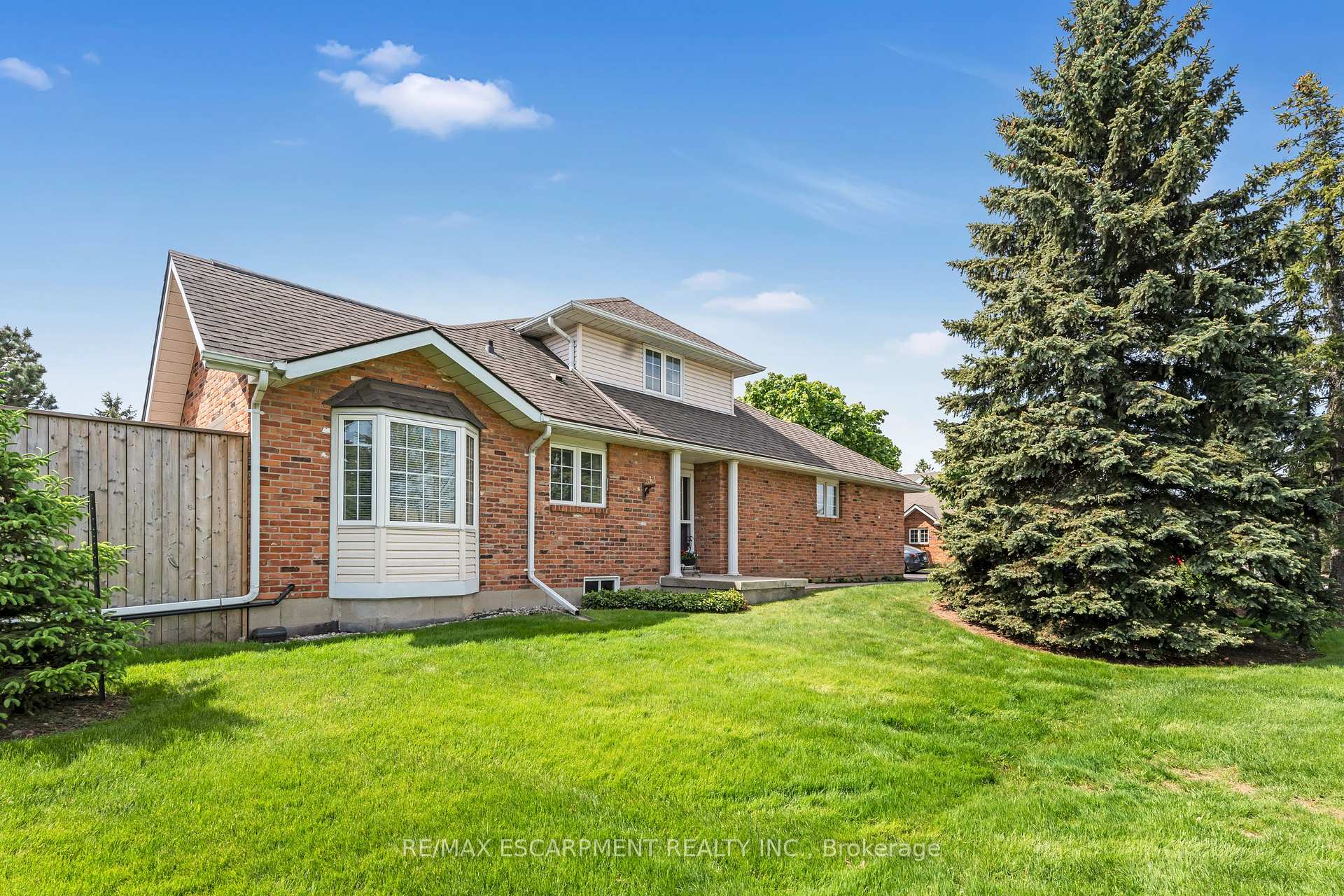 2 Bedrooms Condo at 810 Golf Links, Hamilton For sale