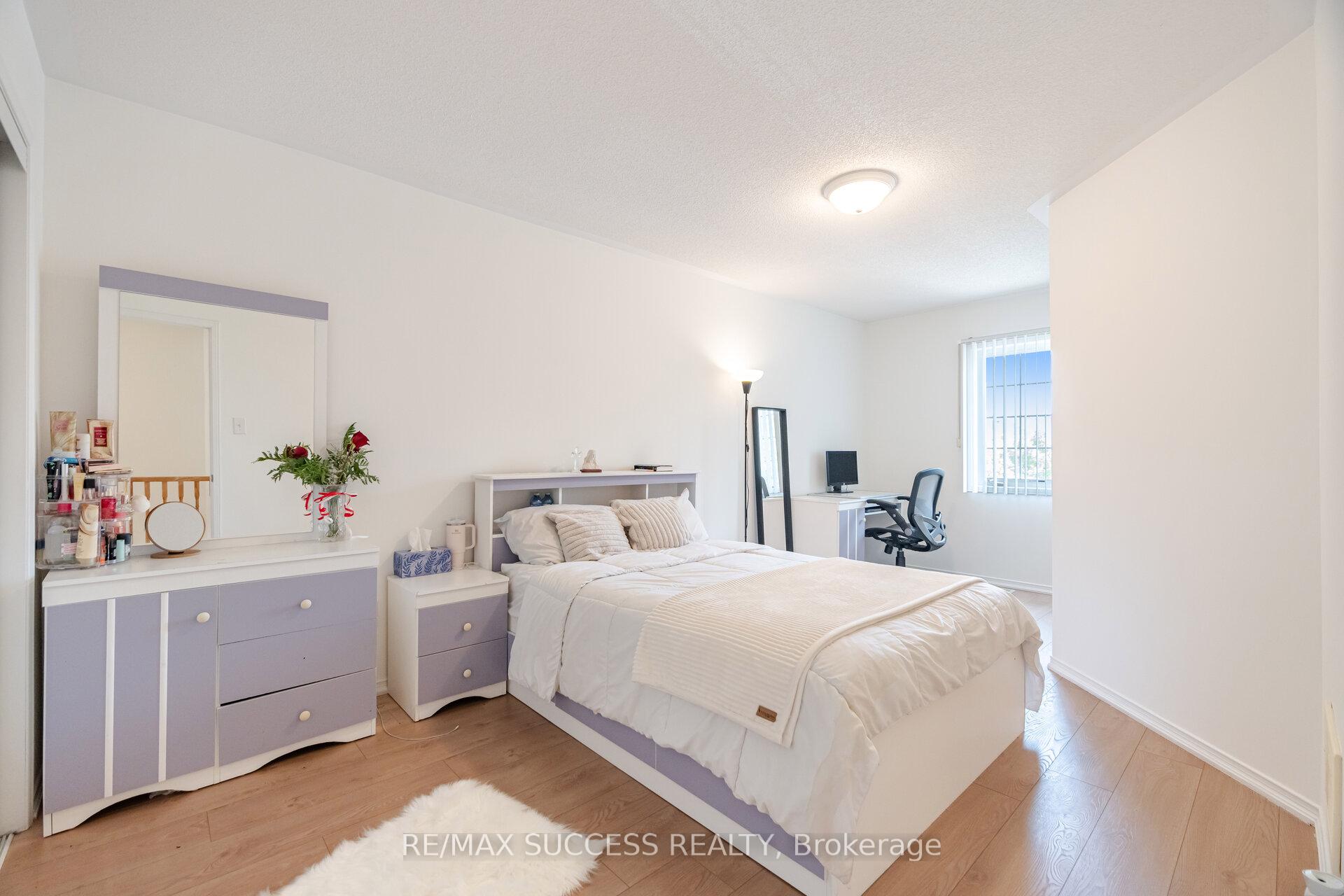 3 Bedrooms Condo at 5255 Palmetto, Mississauga For sale