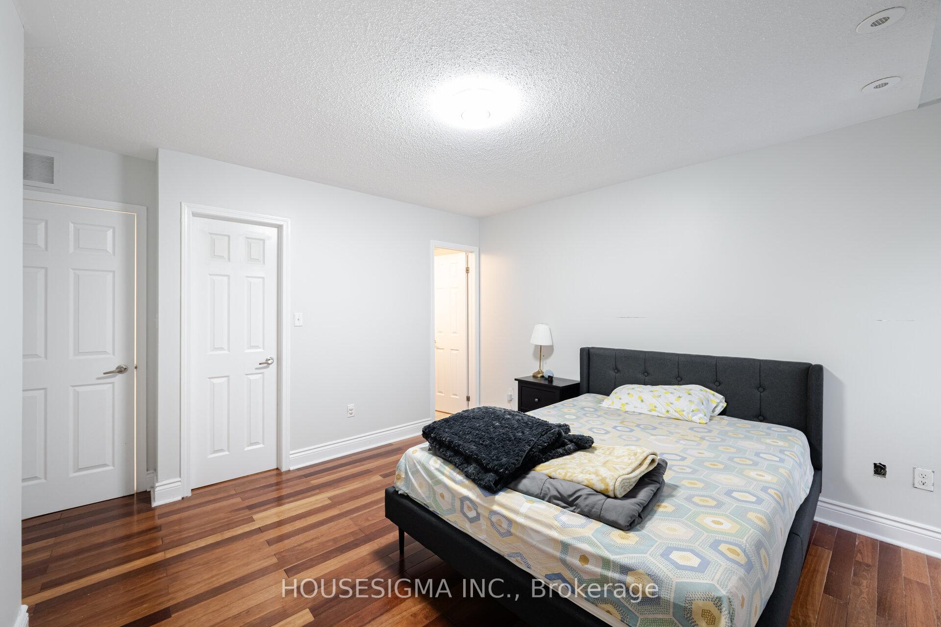 3 Bedrooms Condo at 760 Neighbourhood, Mississauga For sale