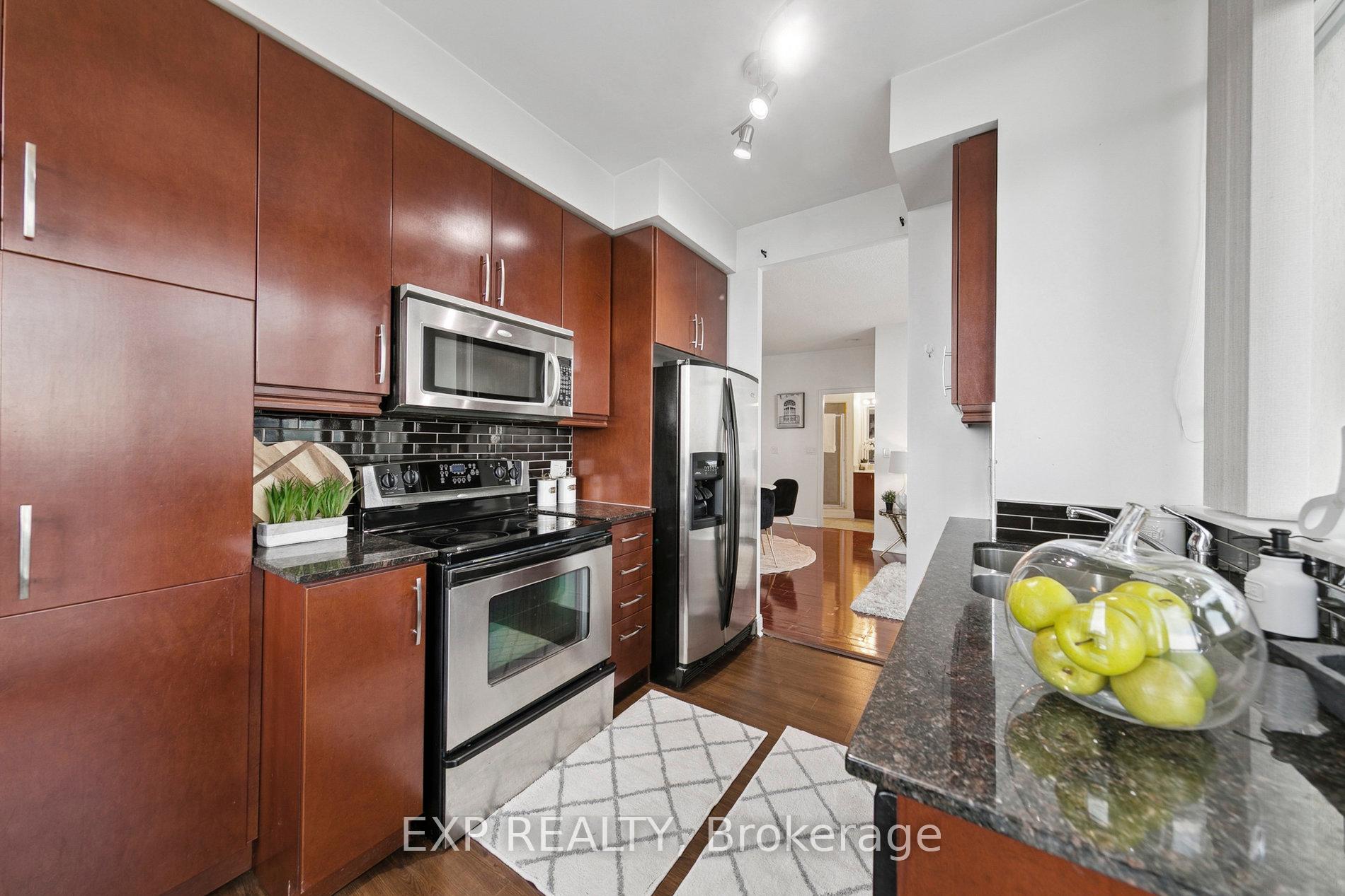 2 Bedrooms Condo at 70 Absolute, Mississauga For sale
