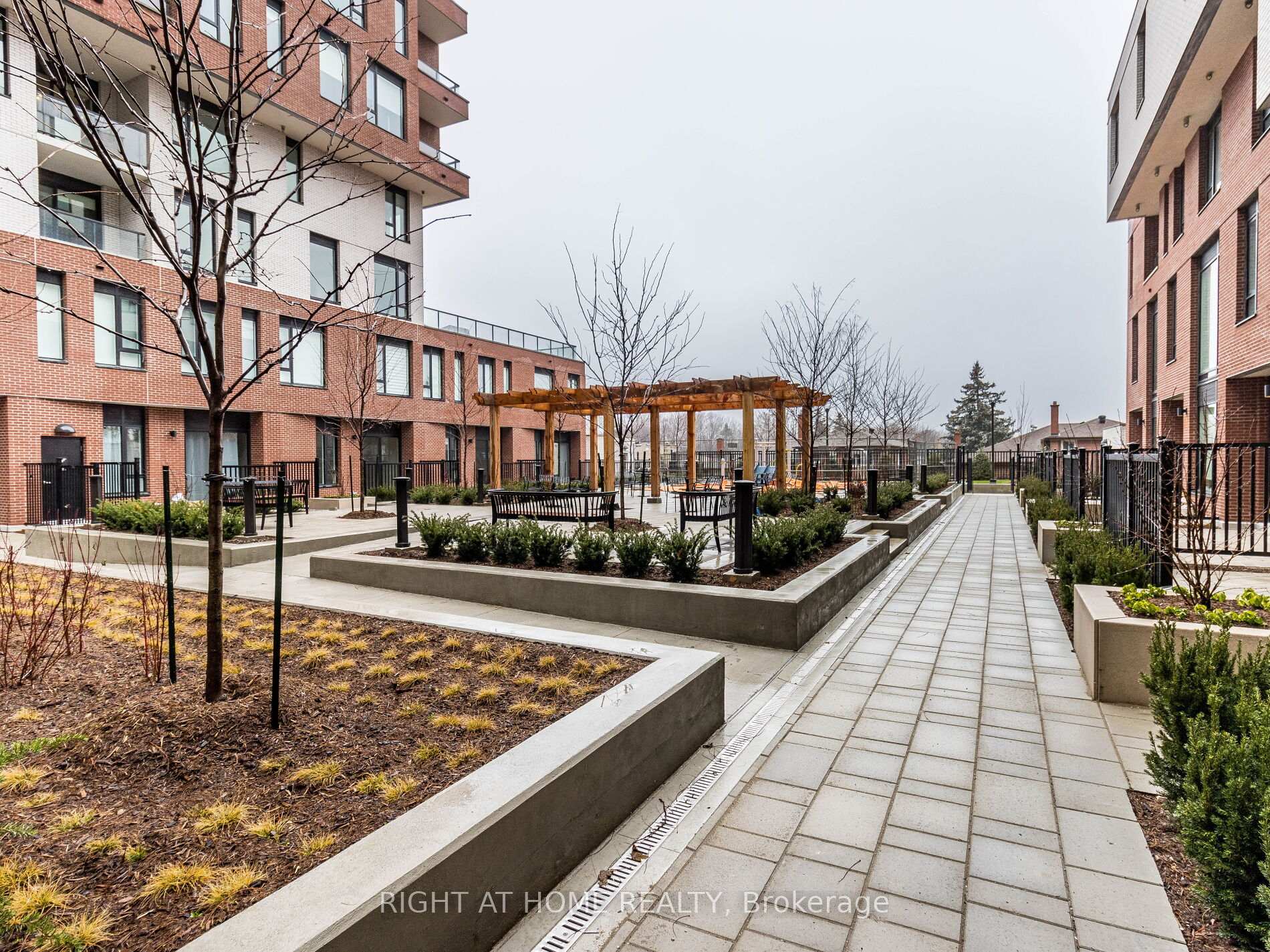 2 Bedrooms Condo at 5 maryport, Toronto For sale