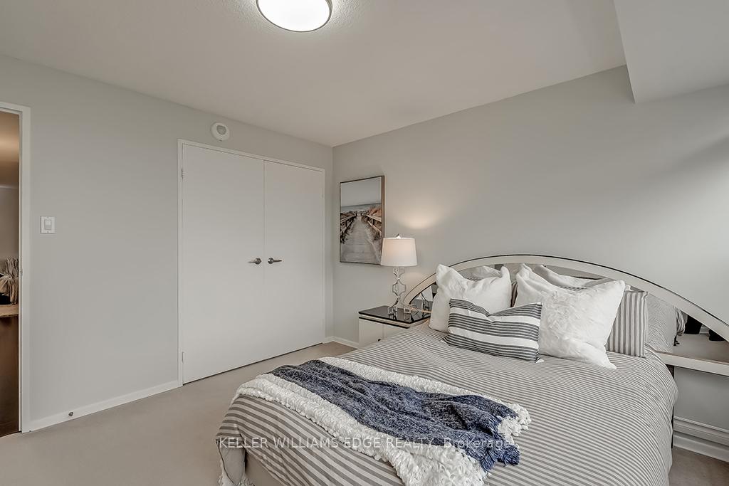 3 Bedrooms Condo at 475 The West Mall,  Toronto For sale