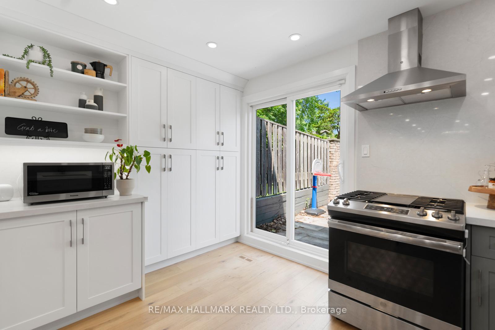 4 Bedrooms Condo at 95 Summerhill, Toronto For sale
