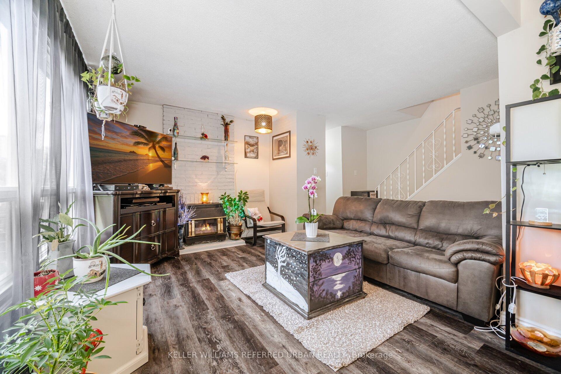 3 Bedrooms Condo at 973 Francis, Burlington For sale