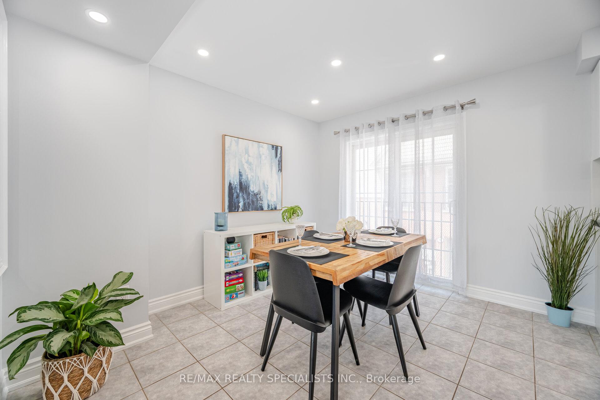 2 Bedrooms Condo at 2341 Parkhaven, Oakville For sale