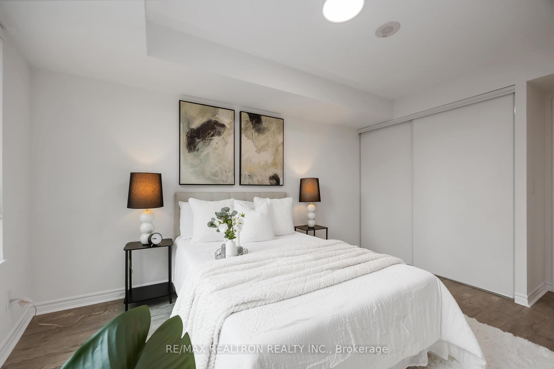 2 Bedrooms Condo at 25 Lower Simcoe, Toronto For sale