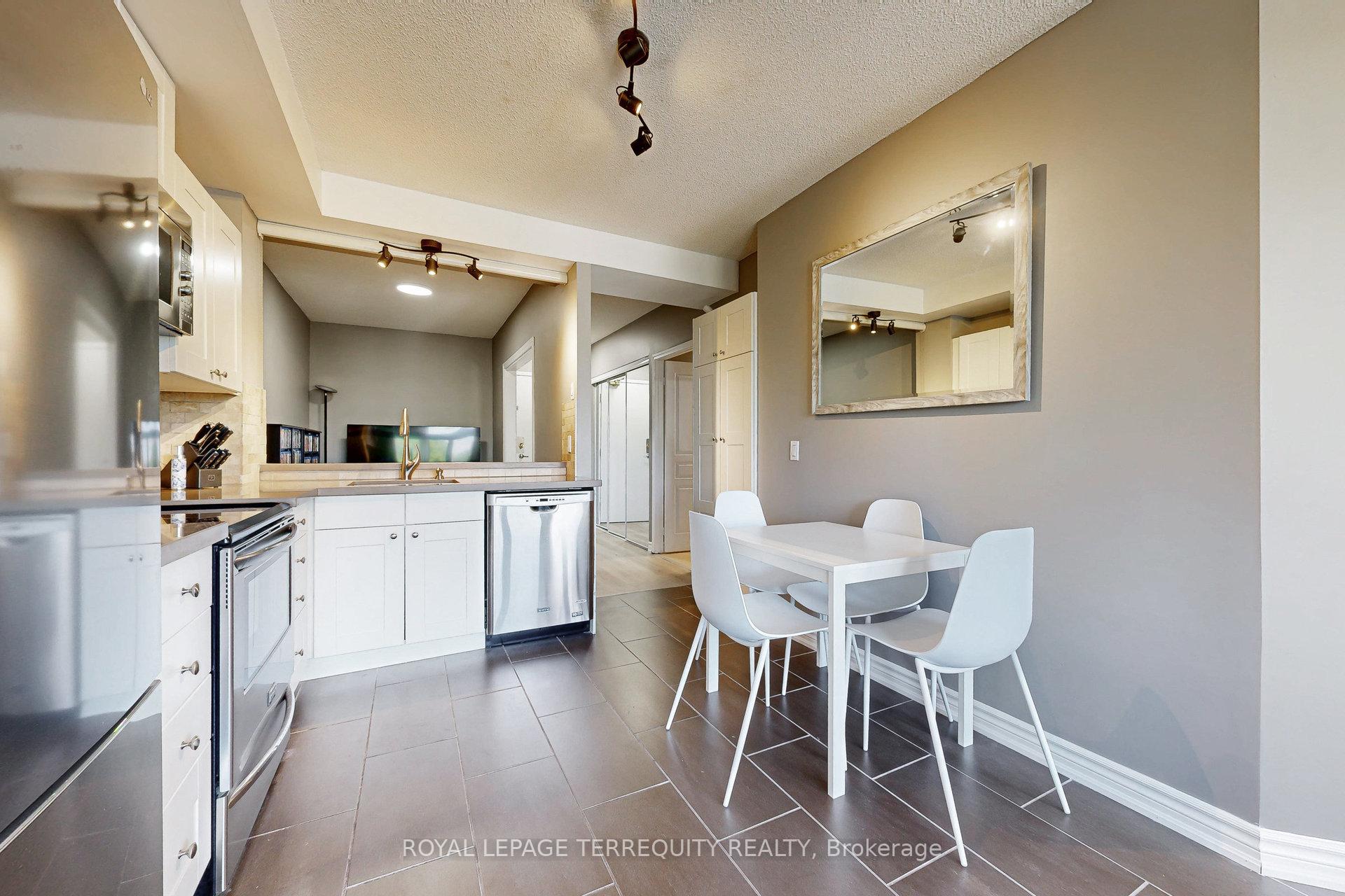 2 Bedrooms Condo at 200 Burnhamthorpe, Mississauga For sale