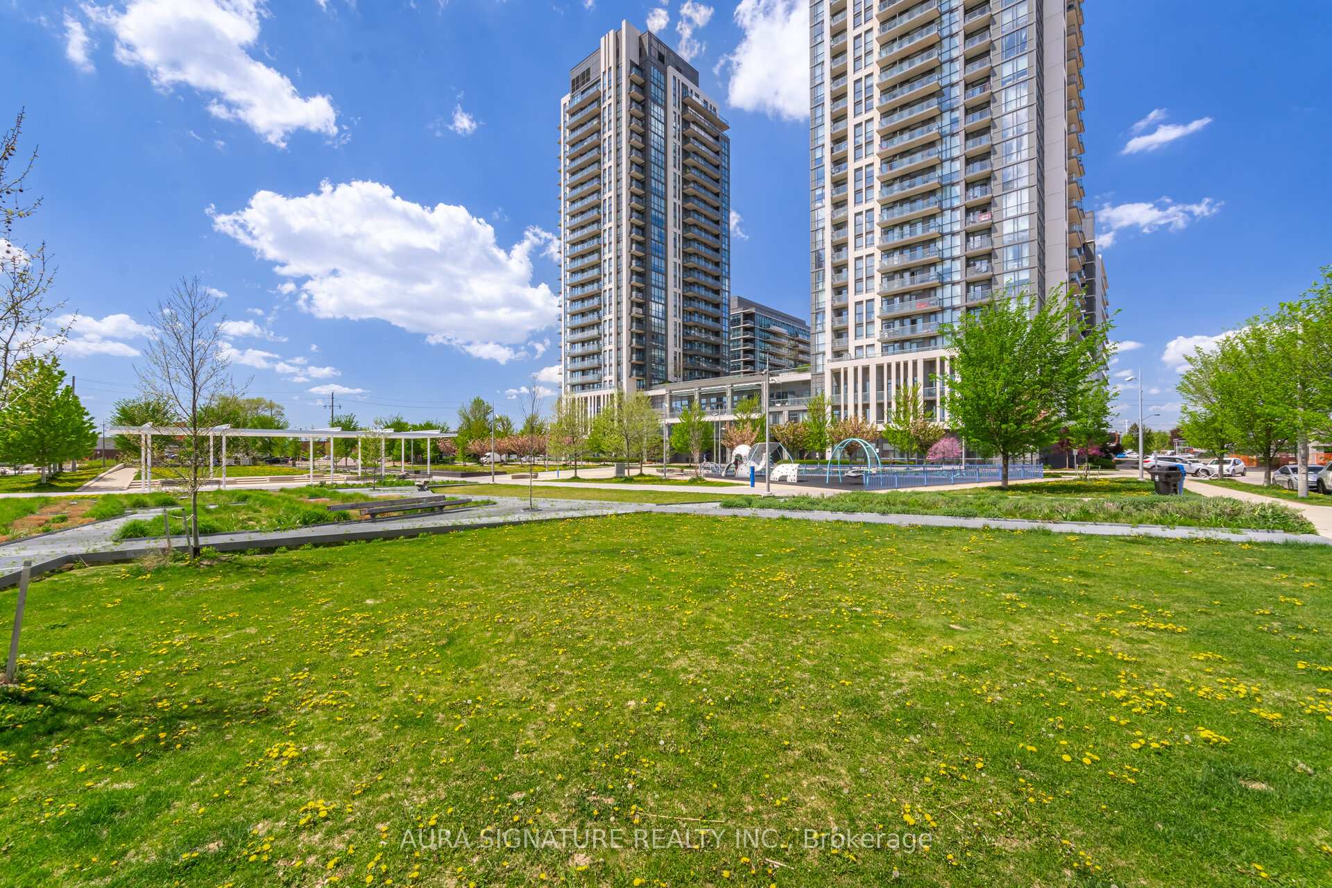 2 Bedrooms Condo at 15 Zorra, Toronto For sale