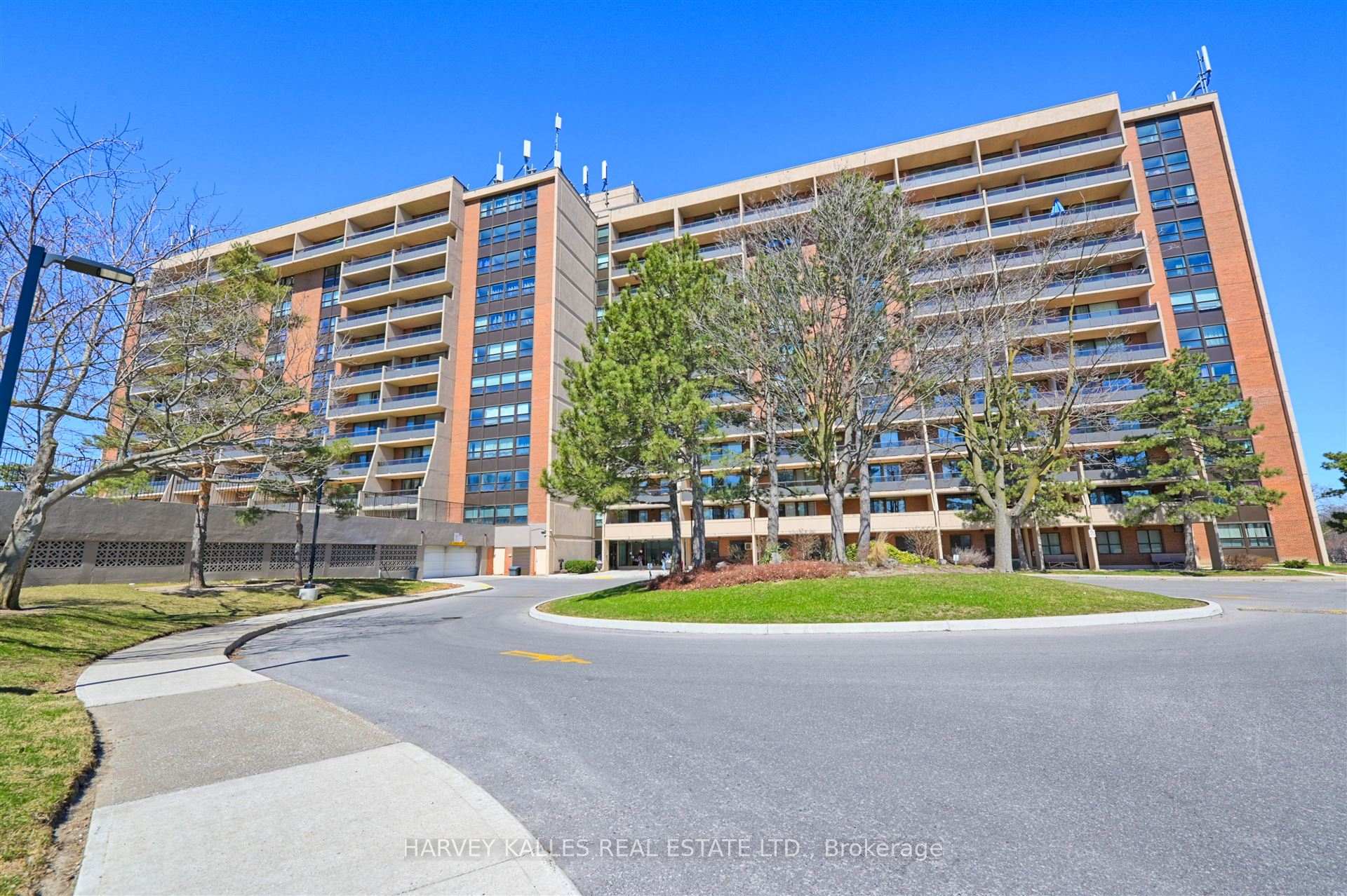 2 Bedrooms Condo at 2929 Aquitaine, Mississauga For sale