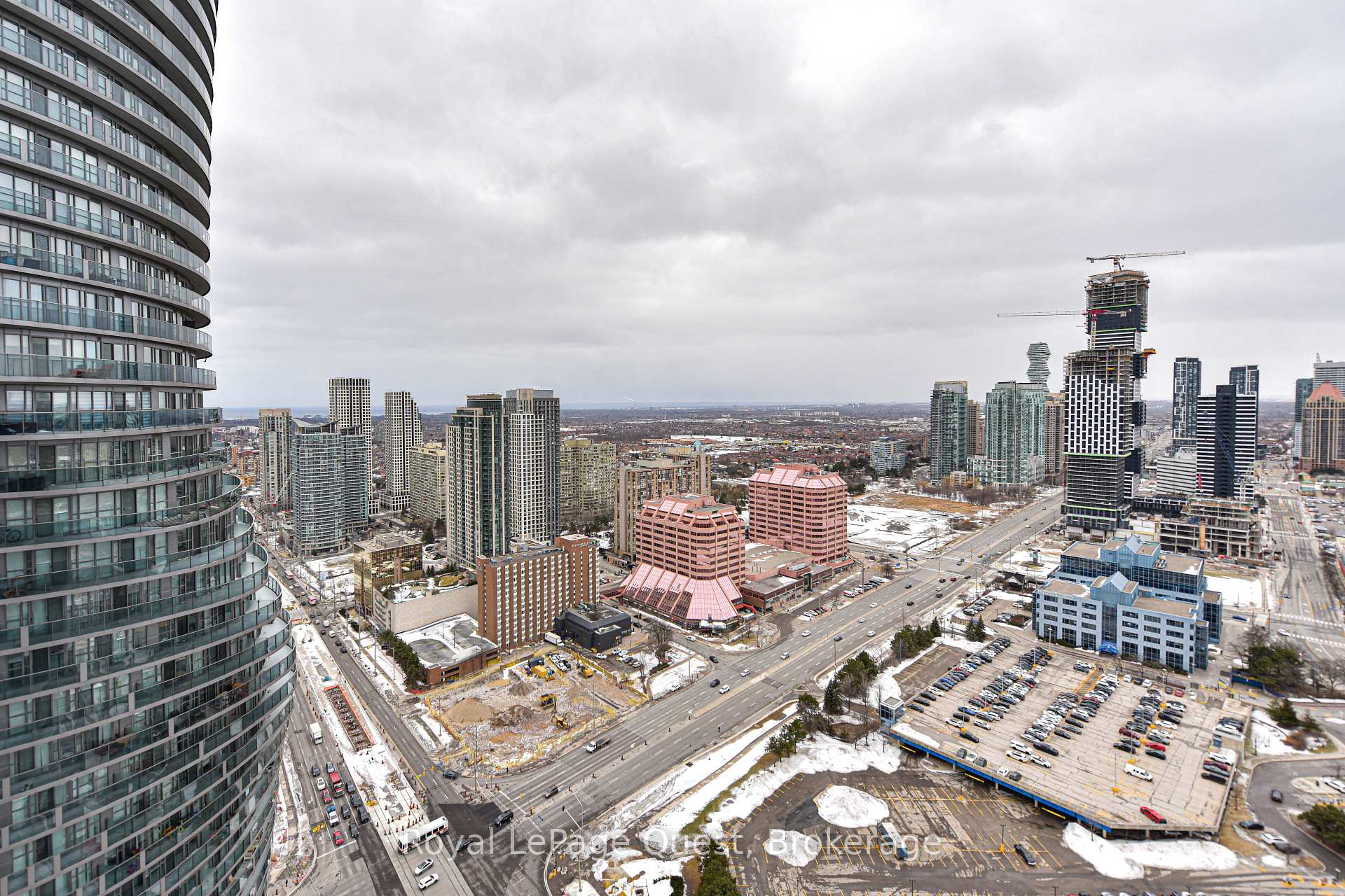 2 Bedrooms Condo at 50 Absolute, Mississauga For sale